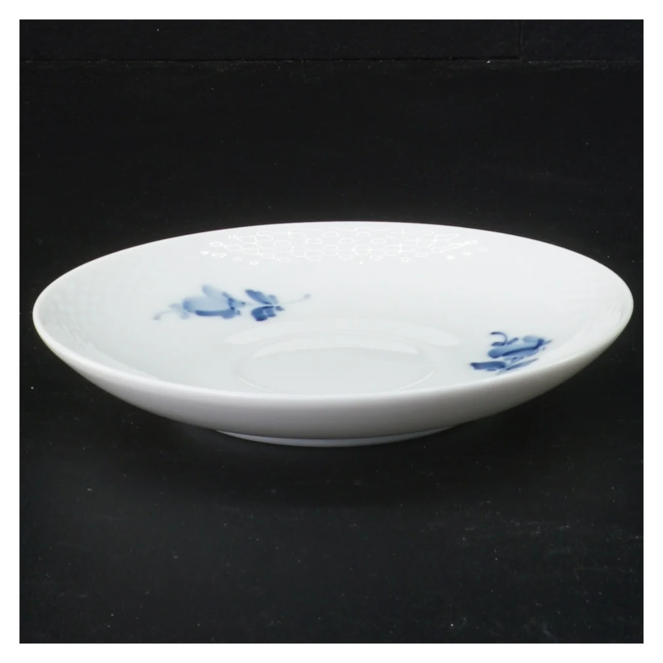 2 stk blå blomst underkopper fra Royal Copenhagen, 1.sortering (str. Diameter 14 cm)