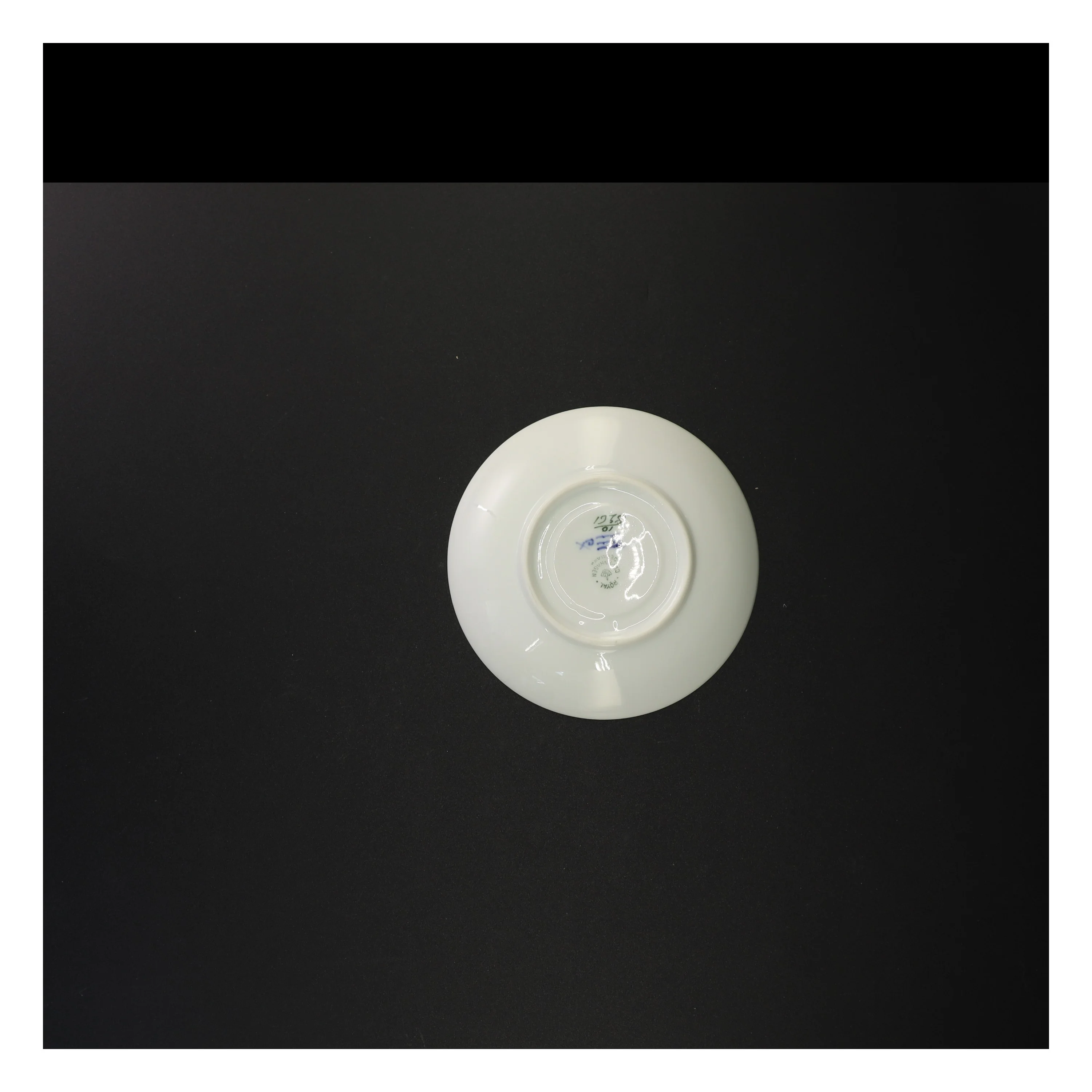 2 stk blå blomst underkopper fra Royal Copenhagen, 1.sortering (str. Diameter 14 cm)