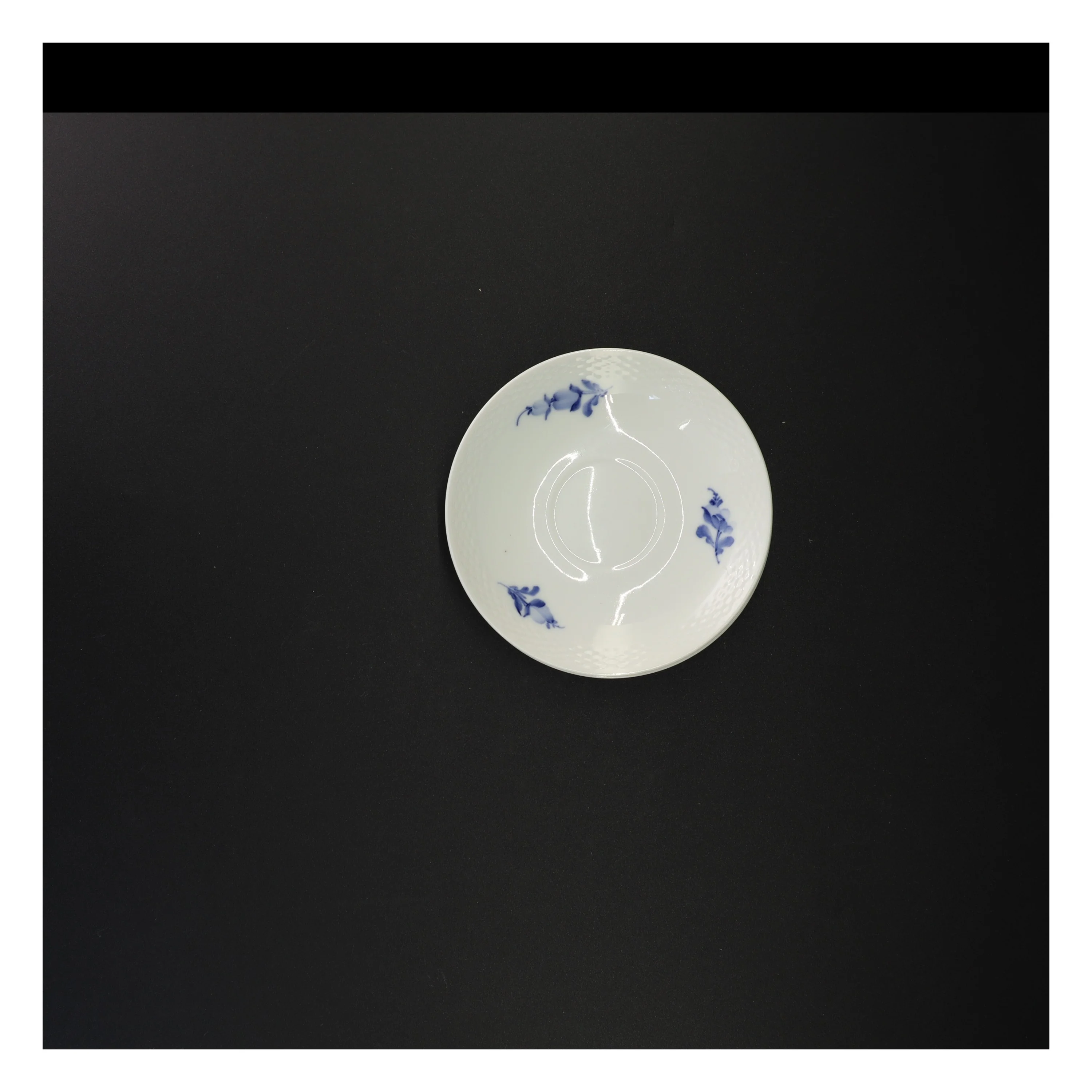 2 stk blå blomst underkopper fra Royal Copenhagen, 1.sortering (str. Diameter 14 cm)