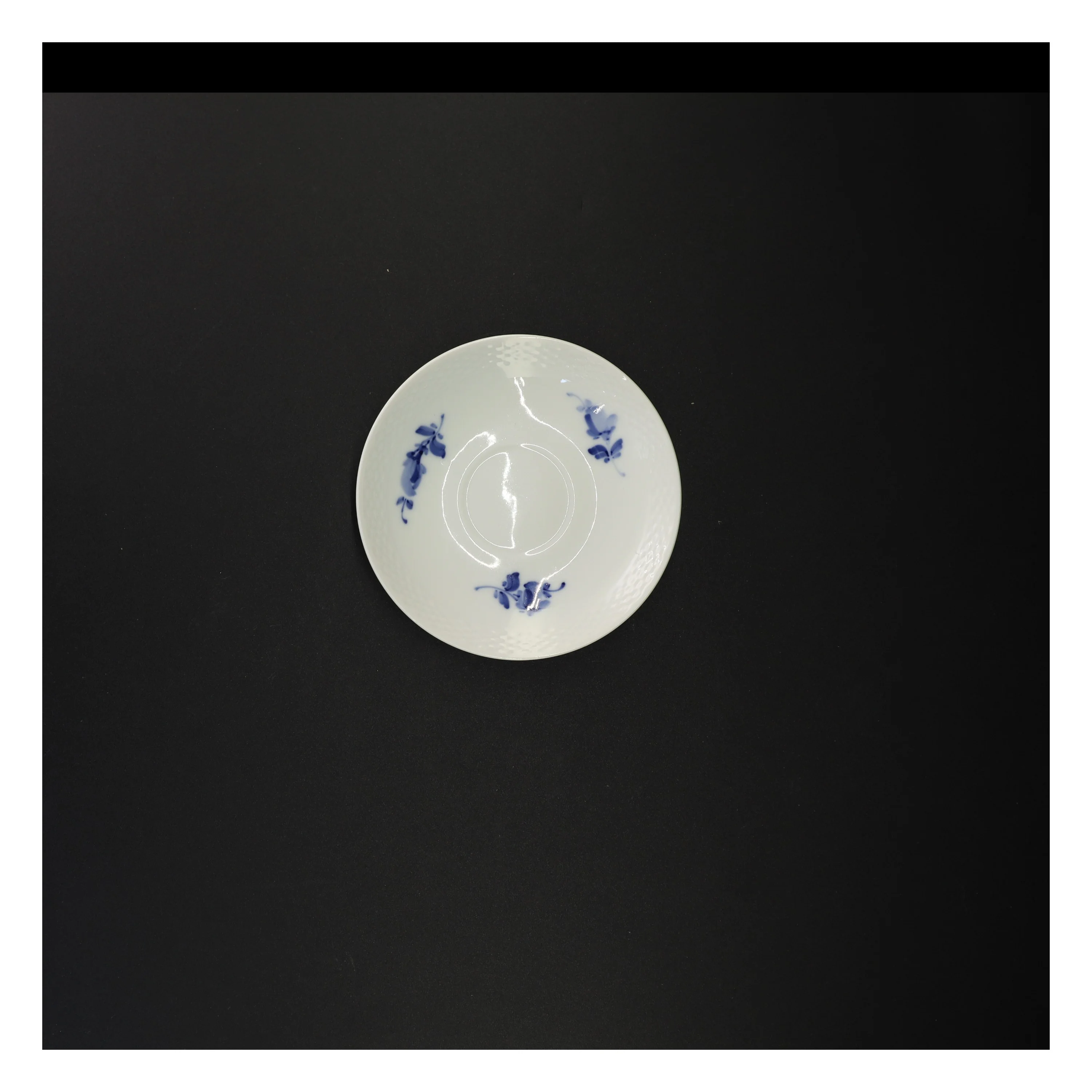 2 stk blå blomst underkopper fra Royal Copenhagen, 1.sortering (str. Diameter 14 cm)