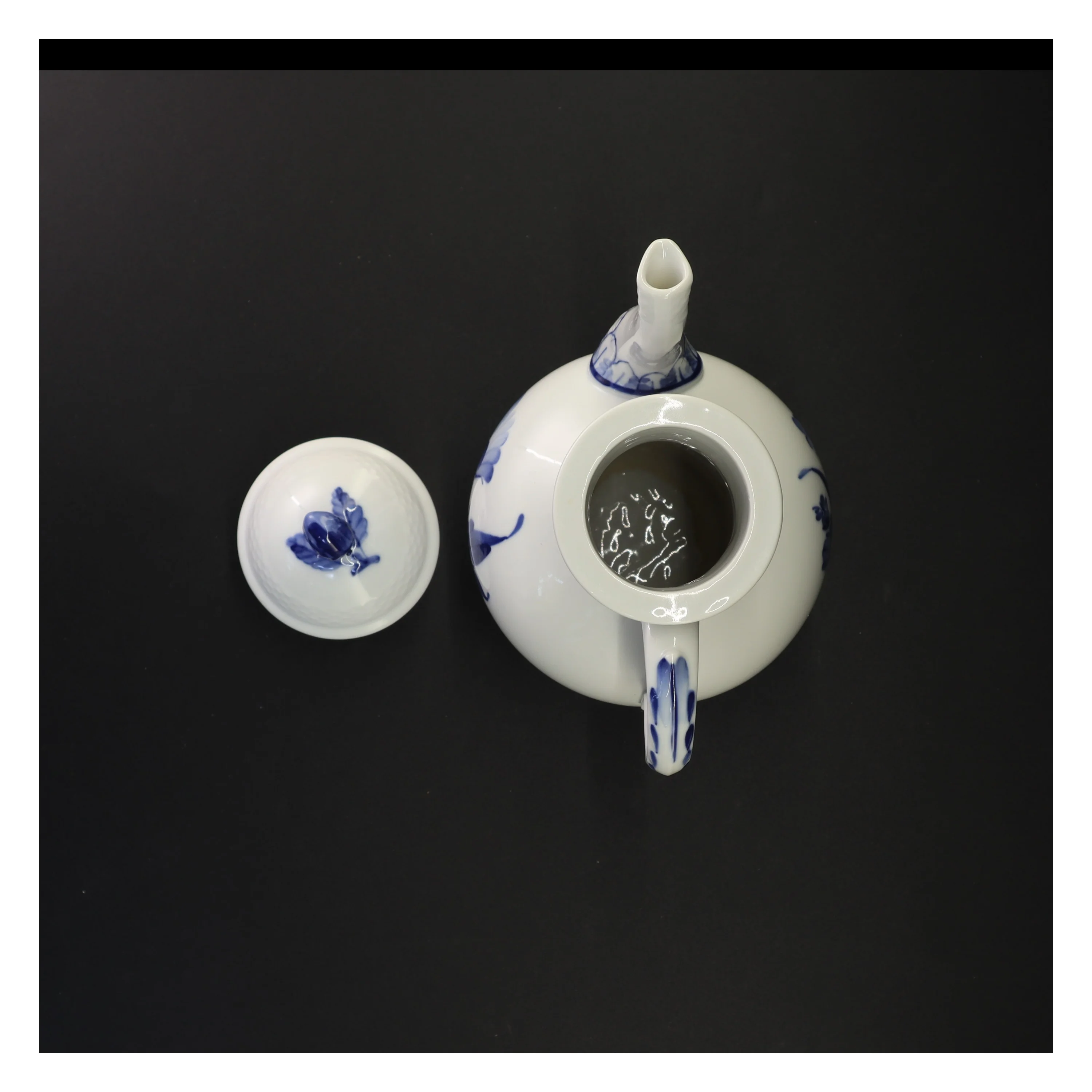 Blå og hvid porcelænsteapot - blå blomst fra Royal Copenhagen (str. 24 x 15 cm)