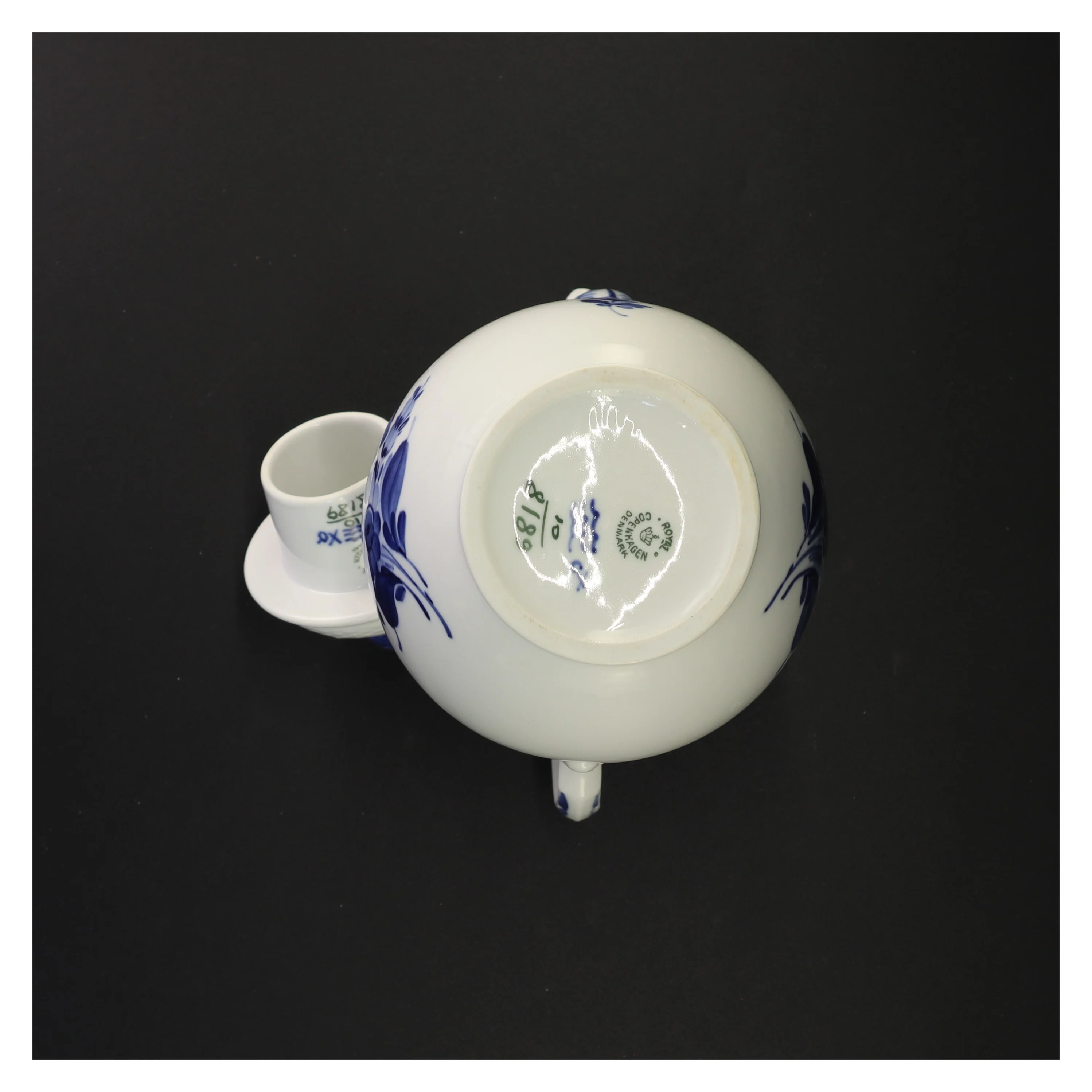 Blå og hvid porcelænsteapot - blå blomst fra Royal Copenhagen (str. 24 x 15 cm)