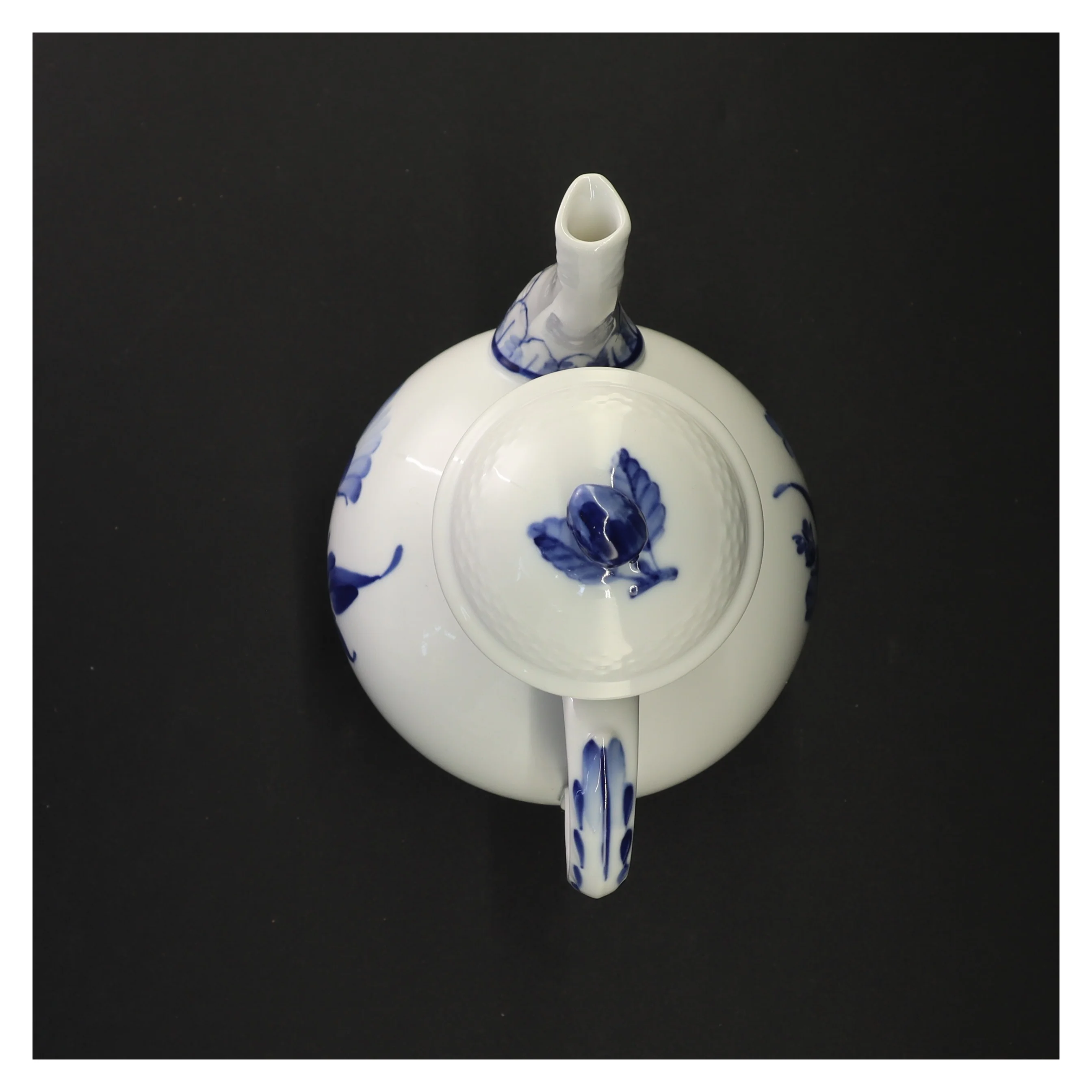 Blå og hvid porcelænsteapot - blå blomst fra Royal Copenhagen (str. 24 x 15 cm)