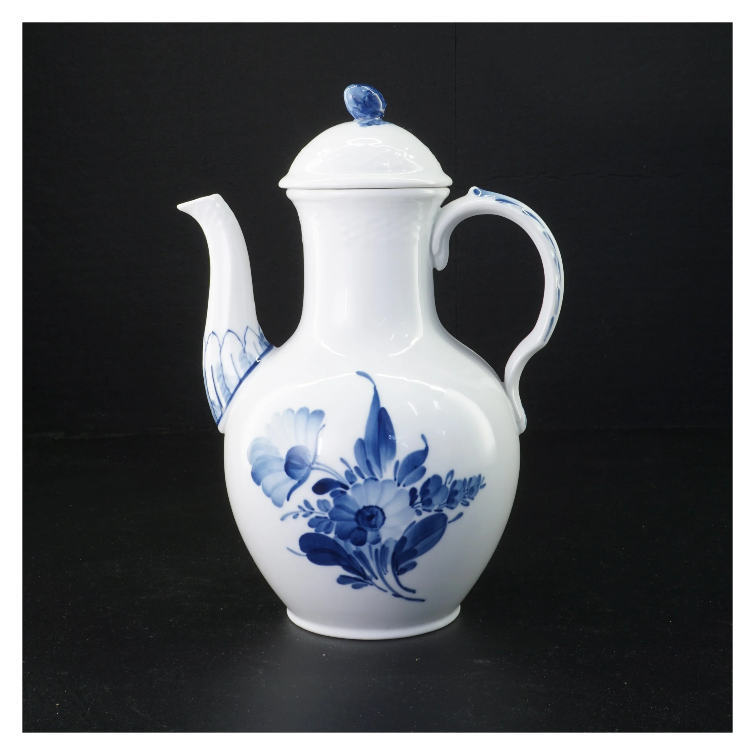 Blå og hvid porcelænsteapot - blå blomst fra Royal Copenhagen (str. 24 x 15 cm)