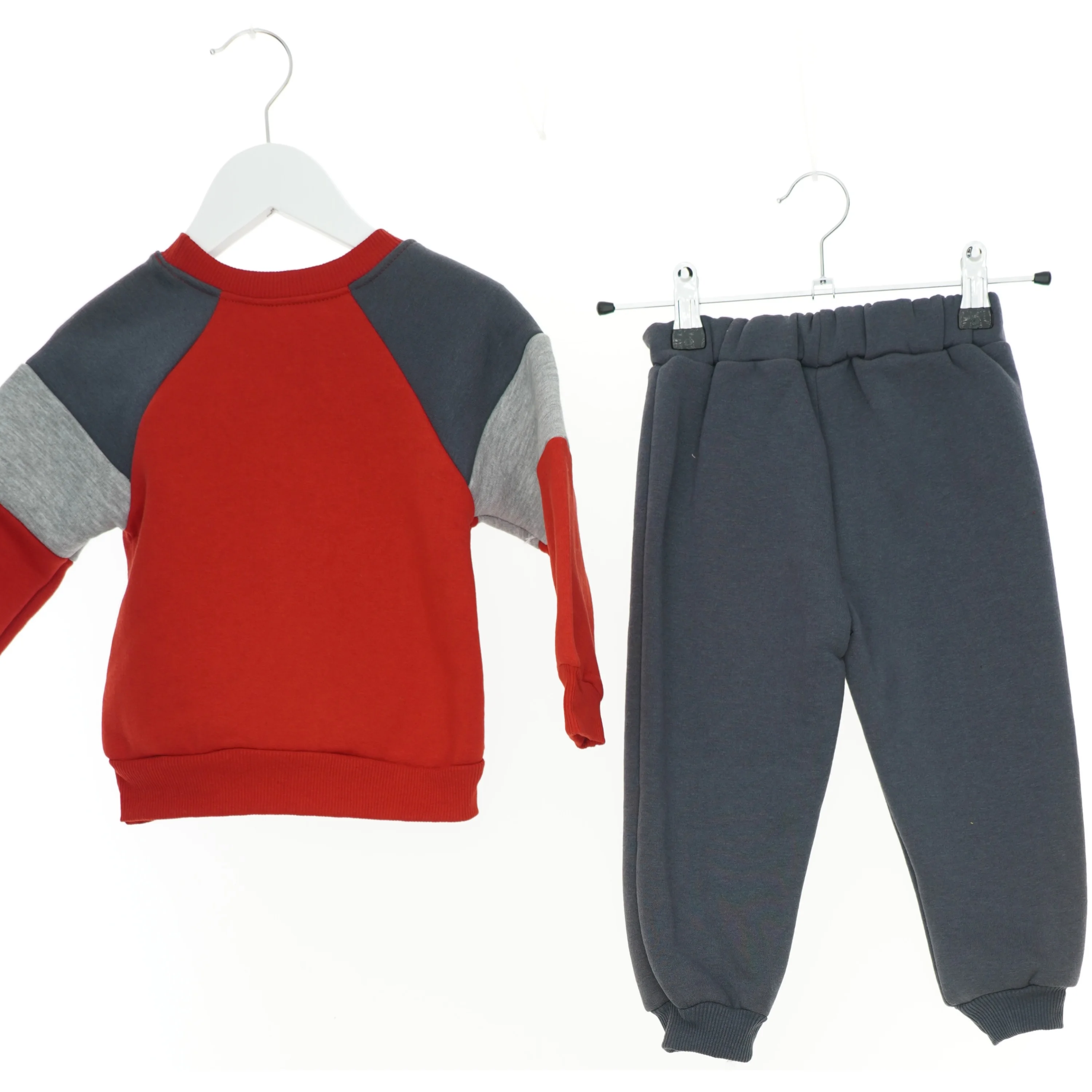 Sæt børnetøj (str. 92 cm)