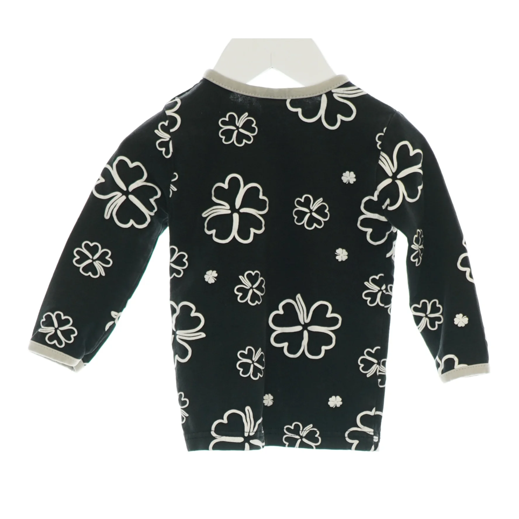 Langærmet bluse fra Holly's (str. 74)