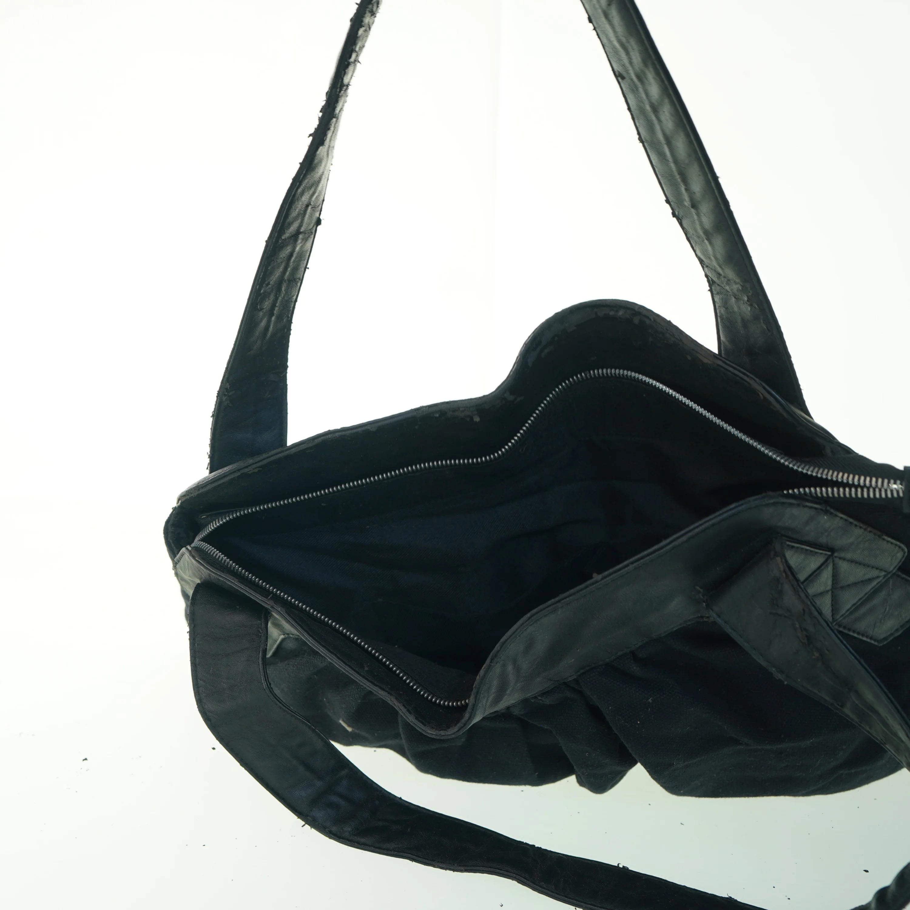 Stor sort skuldertaske med pyntedetaljer fra Bianco (str. 57x46 cm)