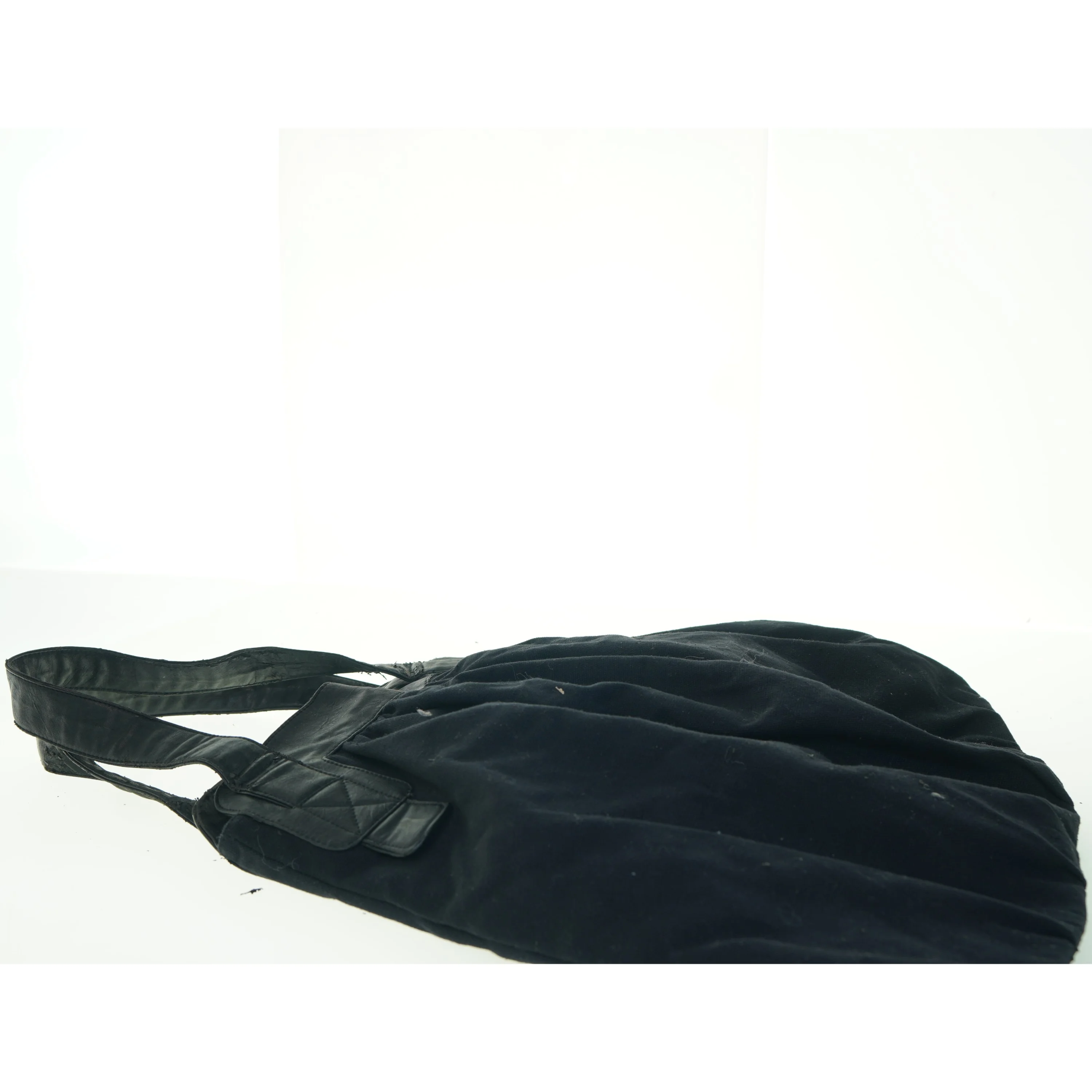 Stor sort skuldertaske med pyntedetaljer fra Bianco (str. 57x46 cm)