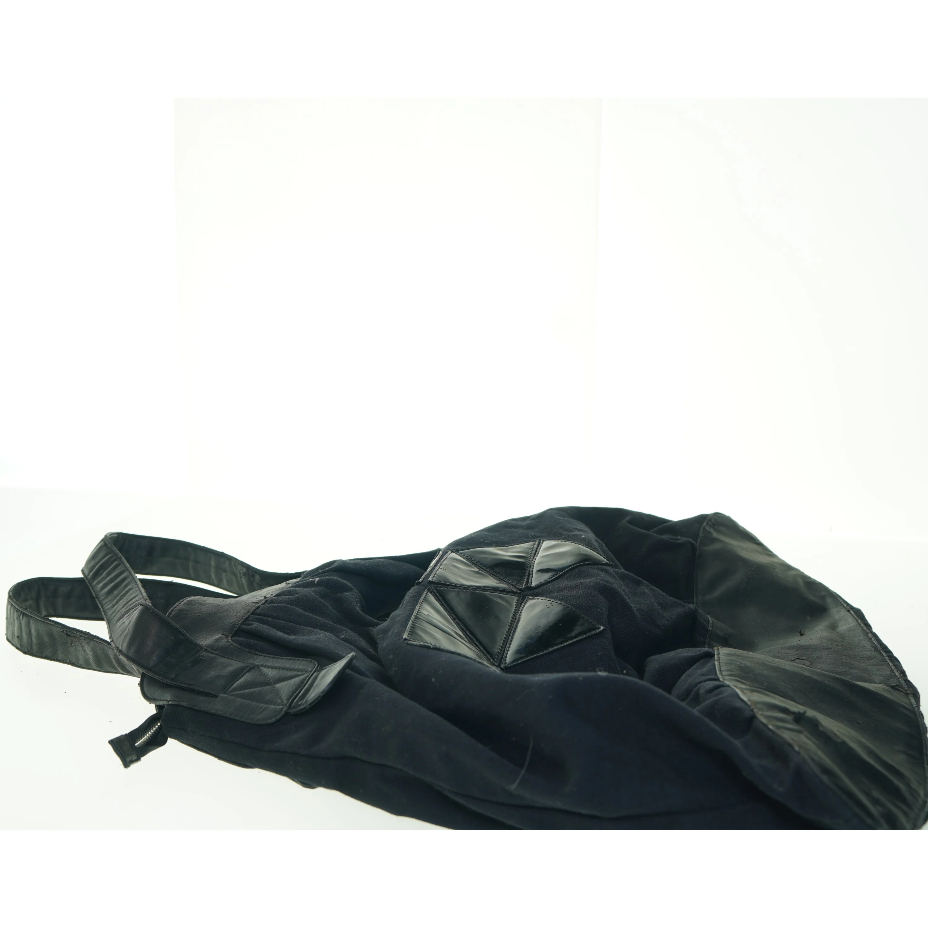 Stor sort skuldertaske med pyntedetaljer fra Bianco (str. 57x46 cm)