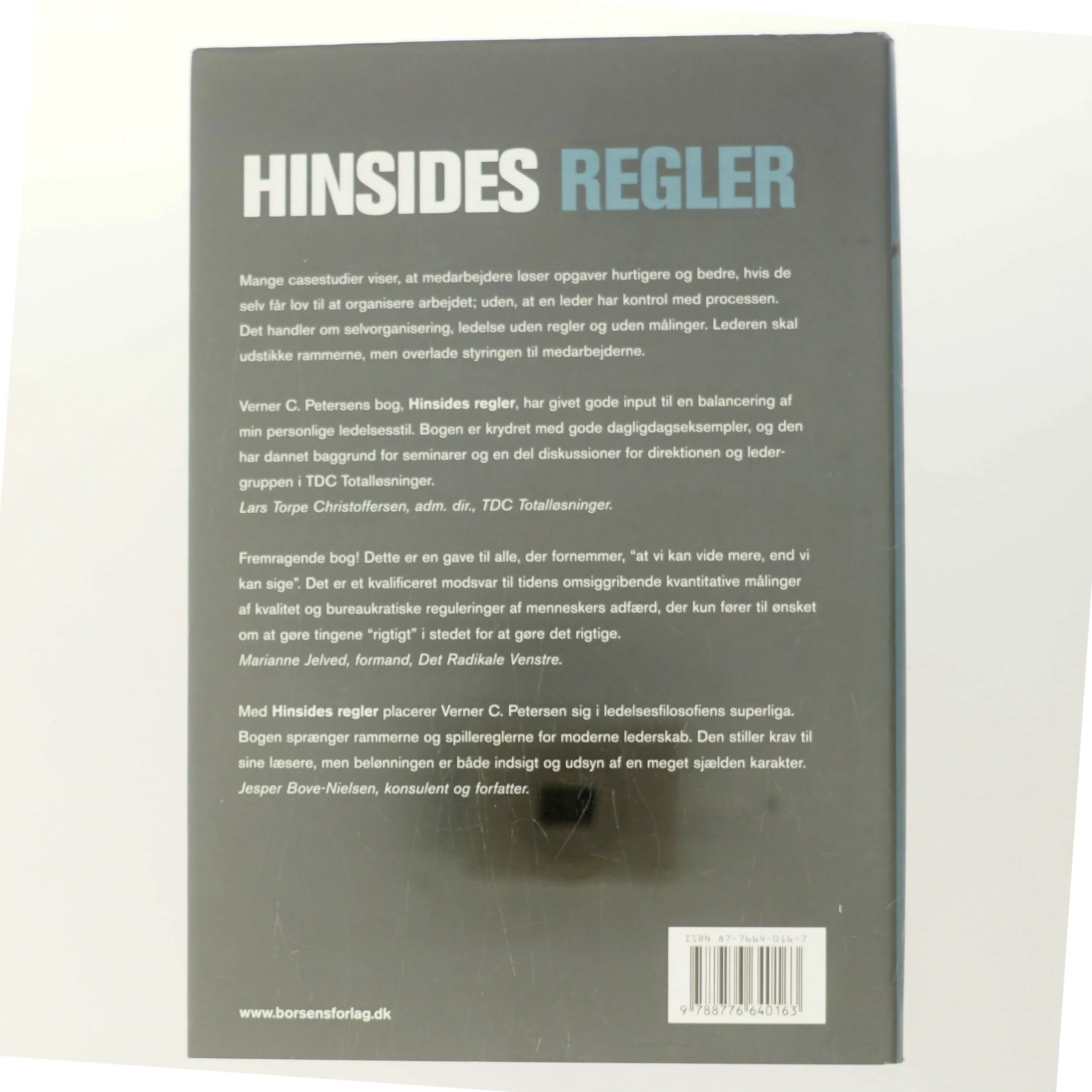 Hinsides regler : selvorganisering og ledelse med ansvar af Verner C. Petersen (f. 1946) (Bog)