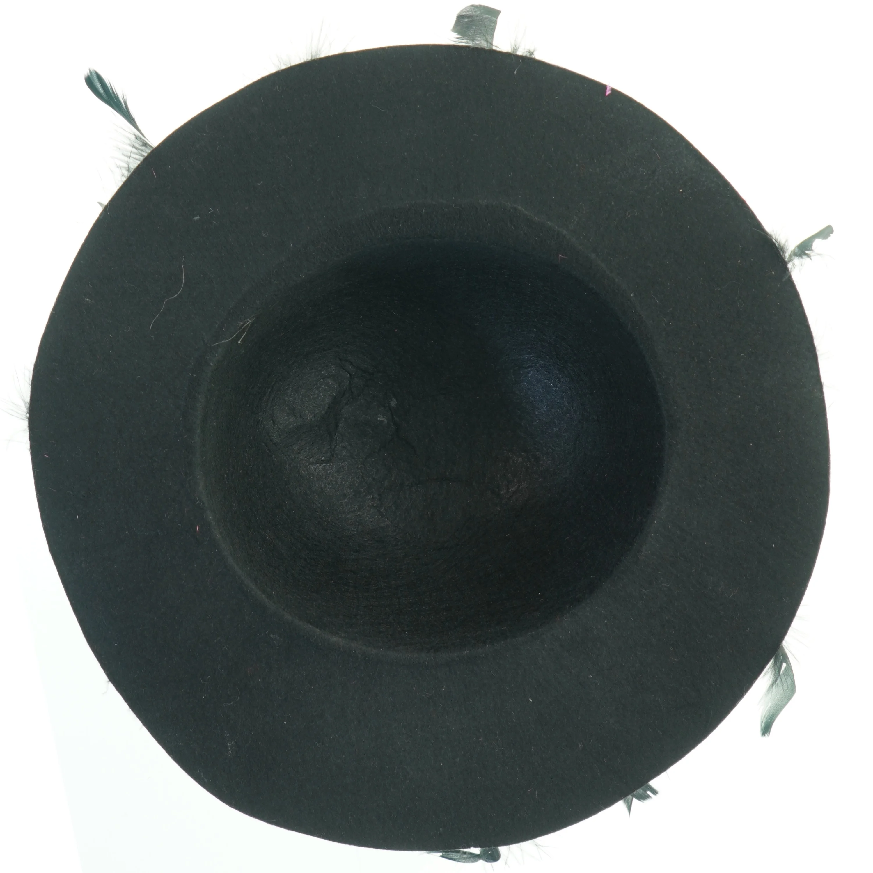 Sort hat med fjer og palietter (str. 33 cm)