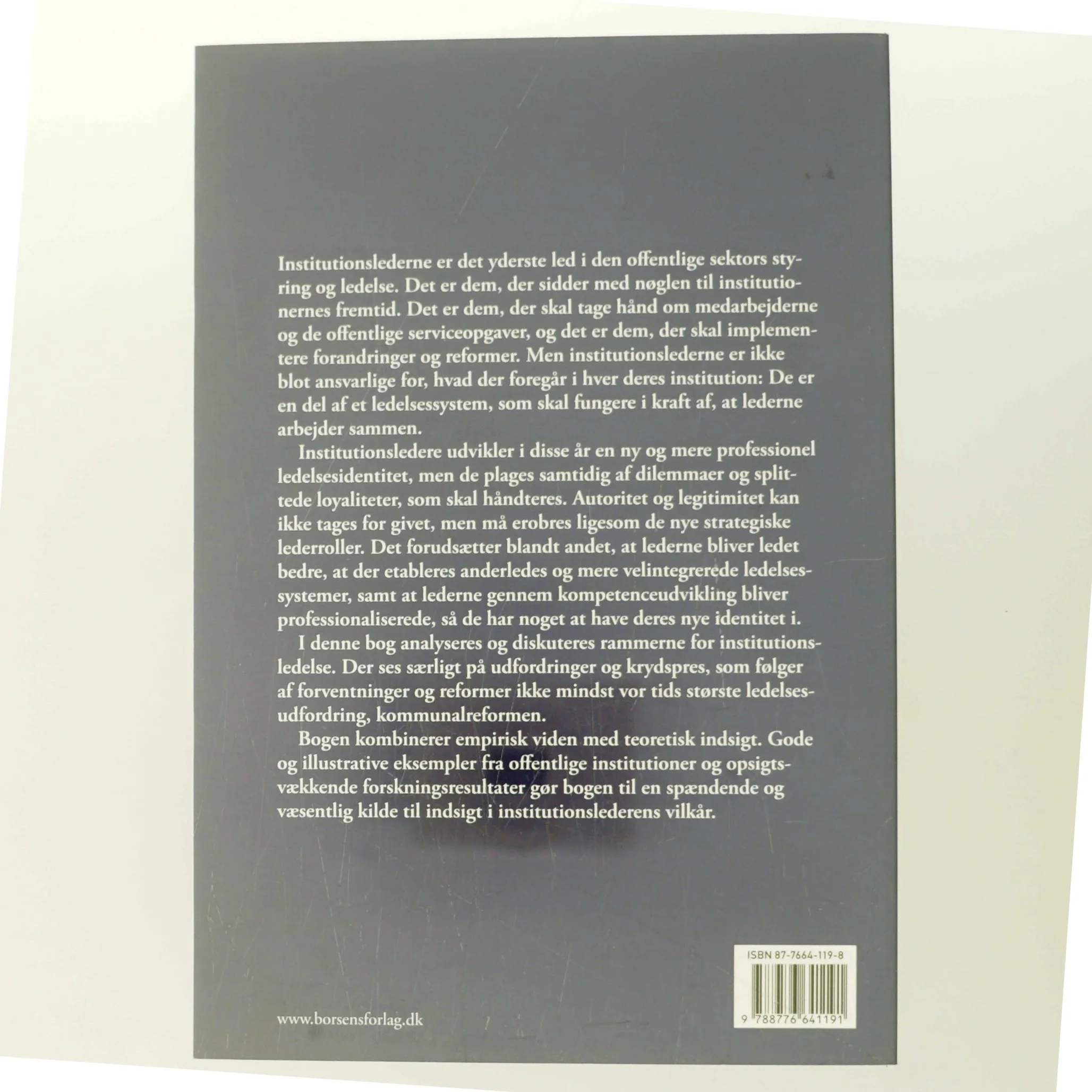 Institutionsledelse : ledere, mellemledere og sjakbajser i det offentlige af Kurt Klaudi Klausen (Bog)
