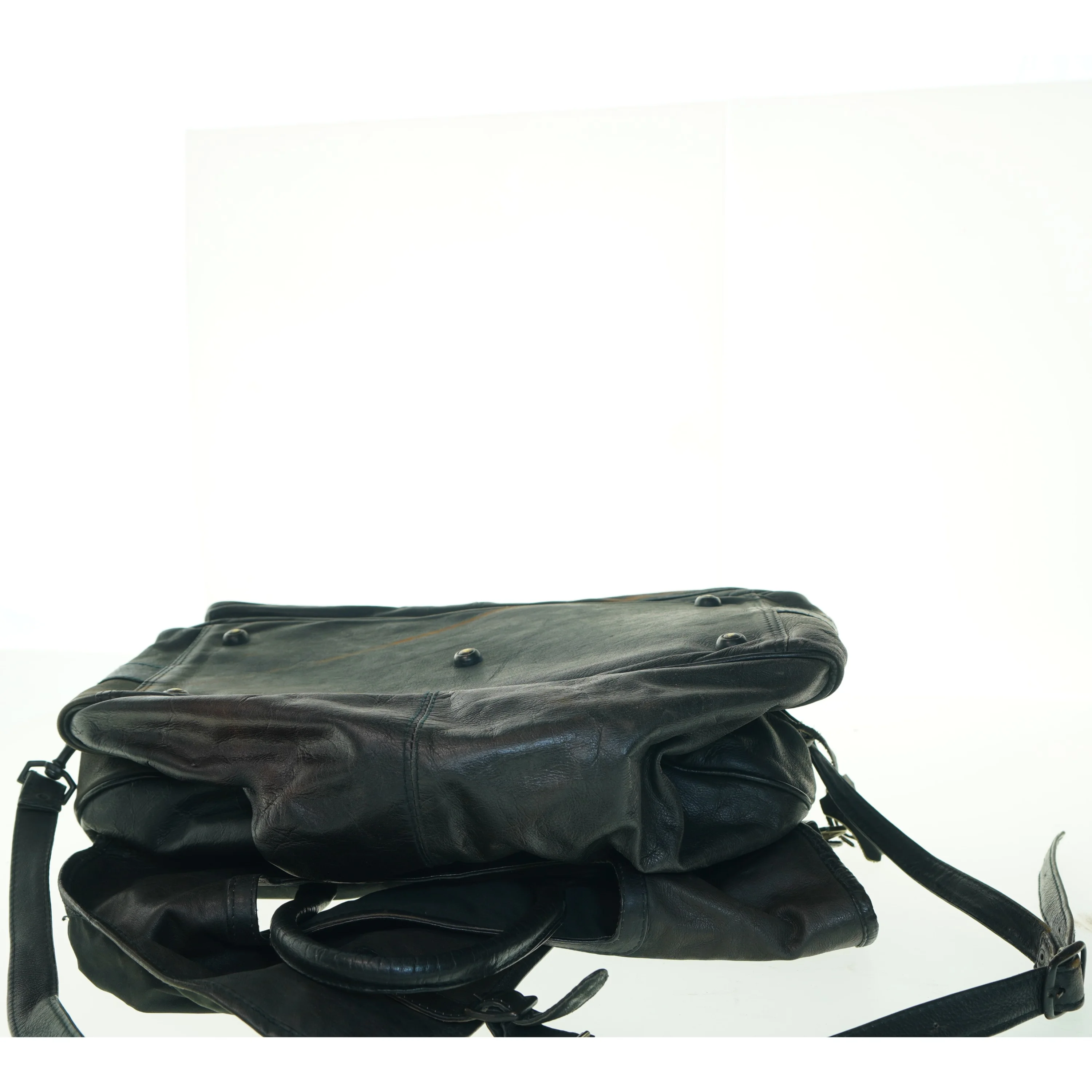 Sort skuldertaske i læder (str. 47x37x27 cm)