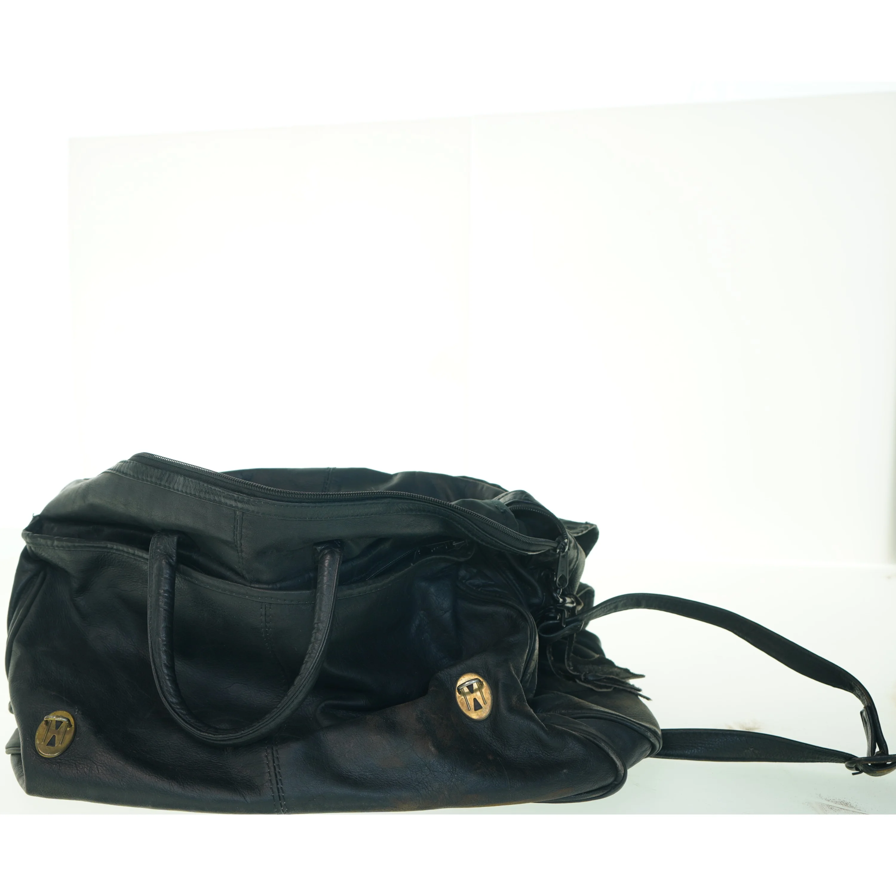 Sort skuldertaske i læder (str. 47x37x27 cm)