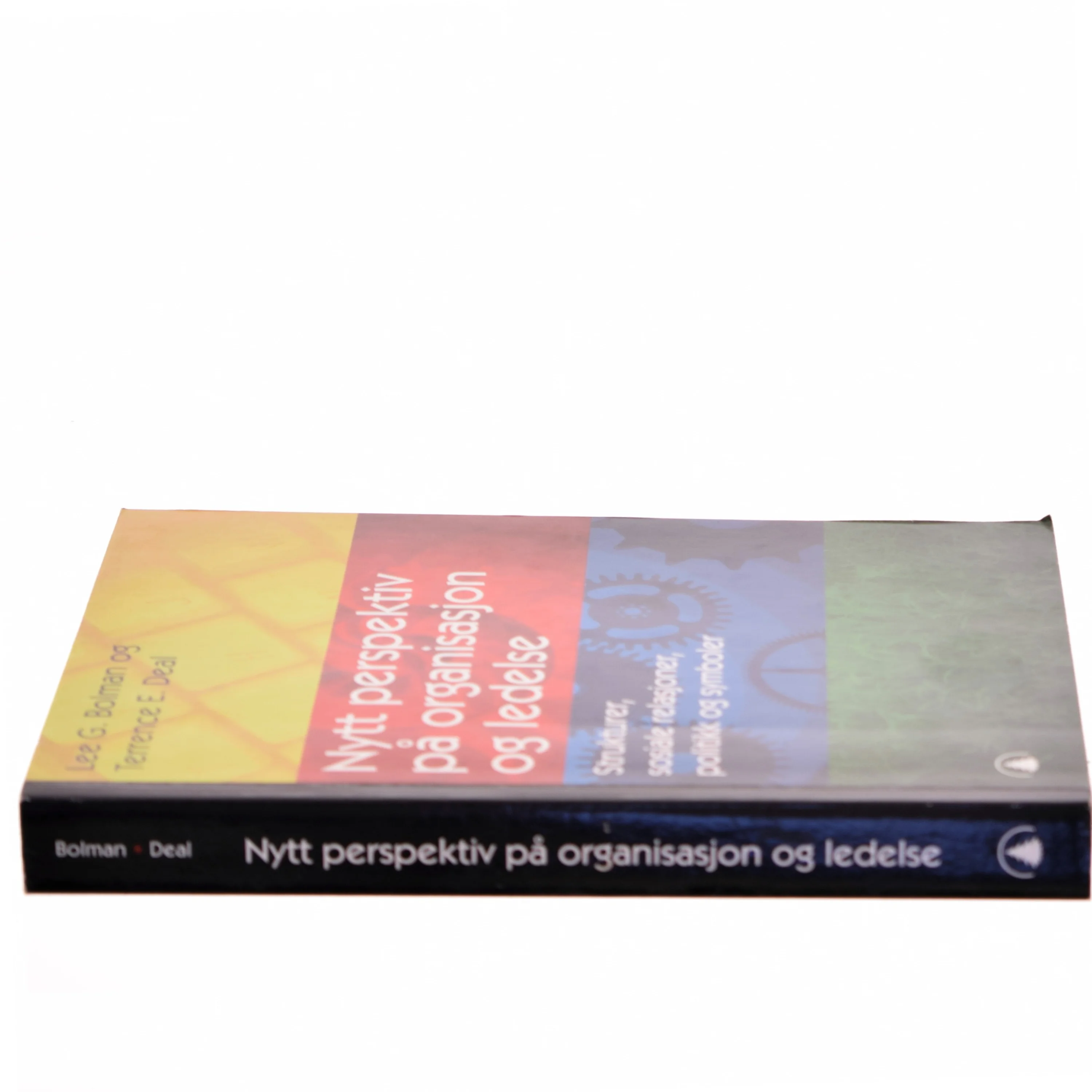 Nytt perspektiv på organisasjon og ledelse : strukturer, sosiale relasjoner, politikk og symboler (Bog)