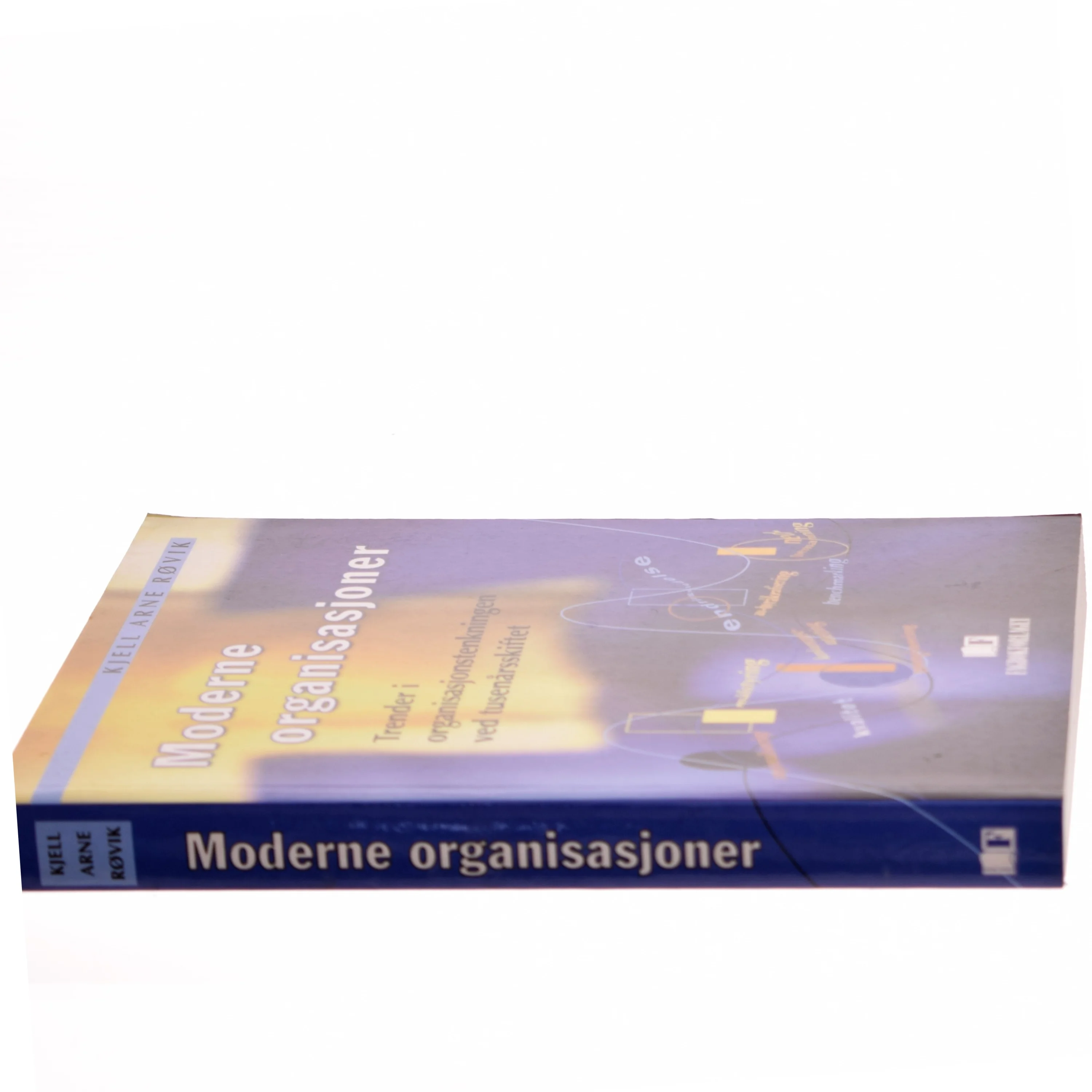 Moderne organisasjoner : Trender i organisasjonstenkningen ved tusenårsskiftet af Kjell Arne Rovik (Bog)