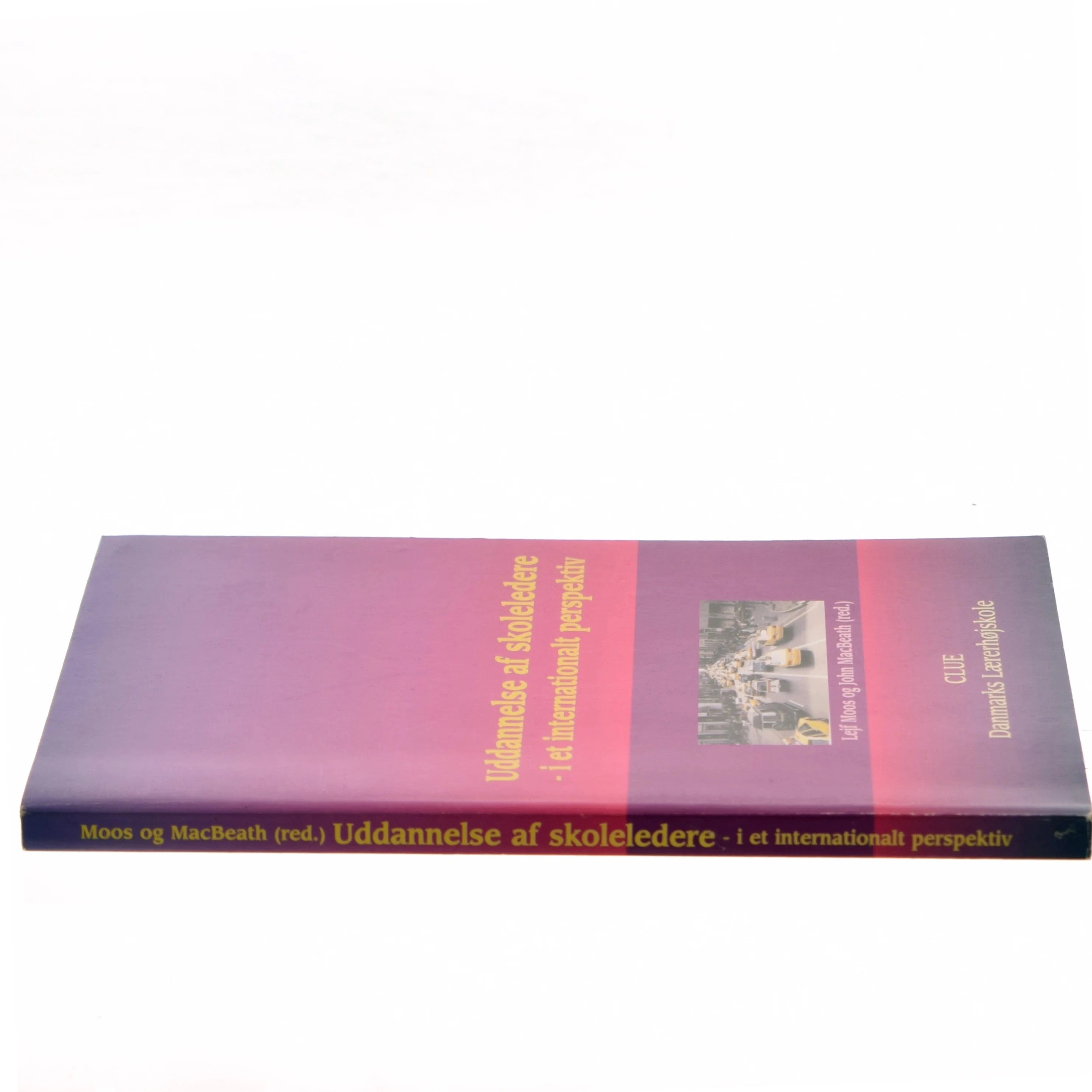 Uddannelse af skoleledere - i et internationalt perspektiv af Lejf Moos (Bog)