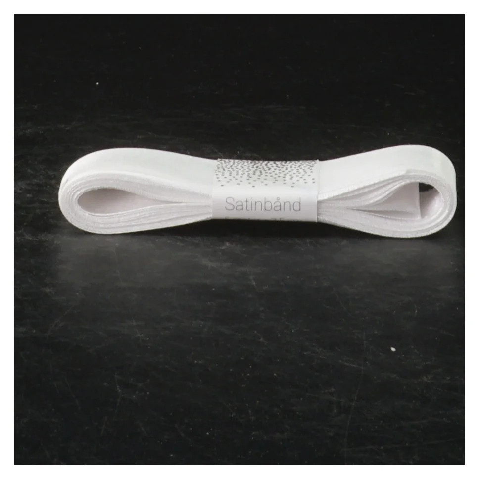 Hvidt satinb&aring;nd (str. 5 m x 2,5 cm)