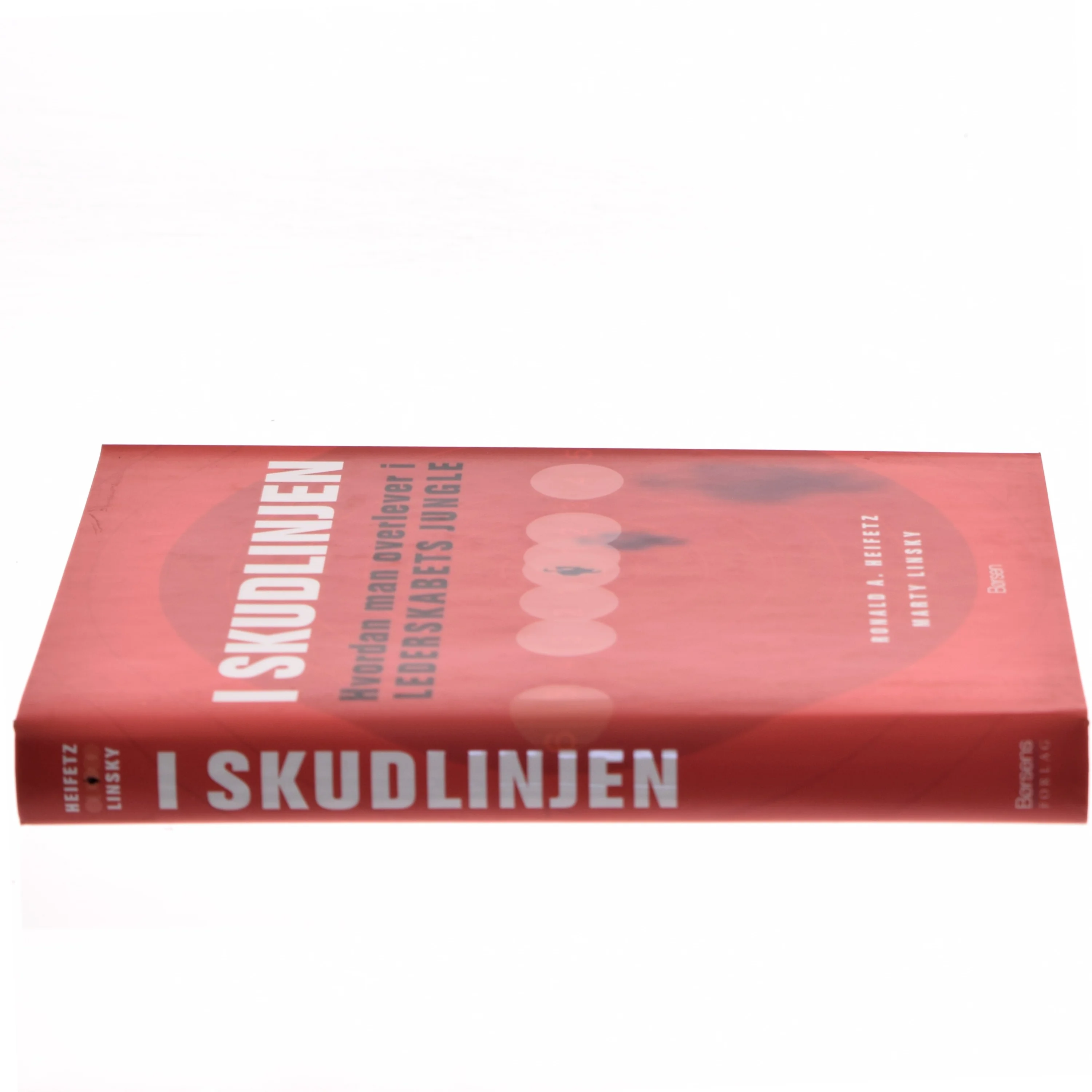 I skudlinjen : hvordan man overlever i lederskabets jungle (Bog)