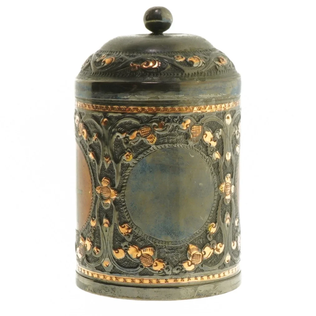 Dekoreret metaldåse (str. 14 cm)