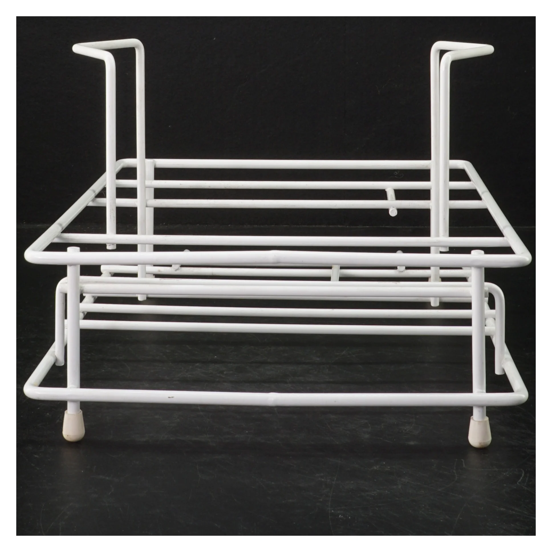 Hvidt stativ/reol til opbevaring af tallekner/kopper i metal (str. 24 x 24,5 cm. og. 20 x 24,5 cm)