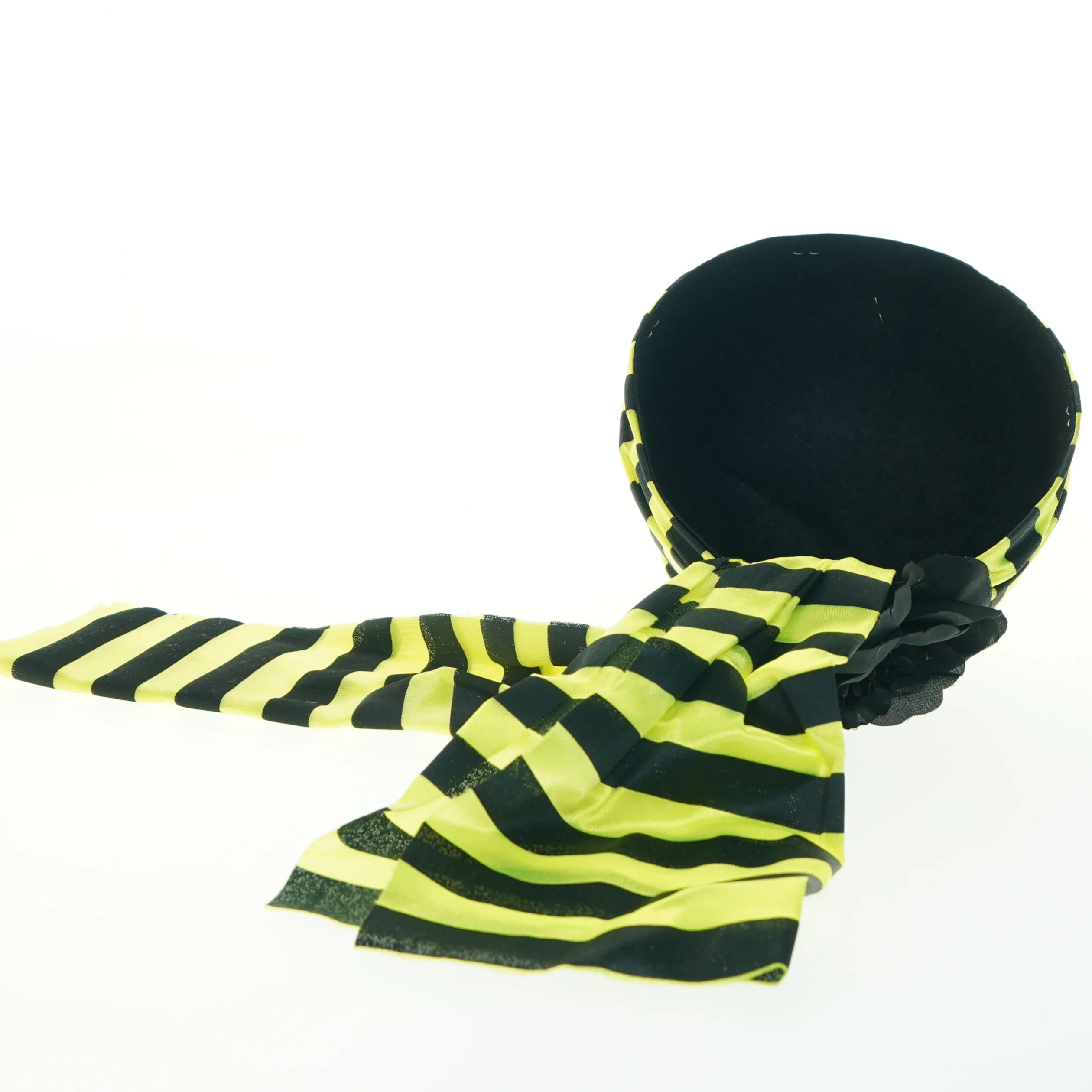 Stribet hue med bindebånd og blomst (str. Ø. 20 cm)