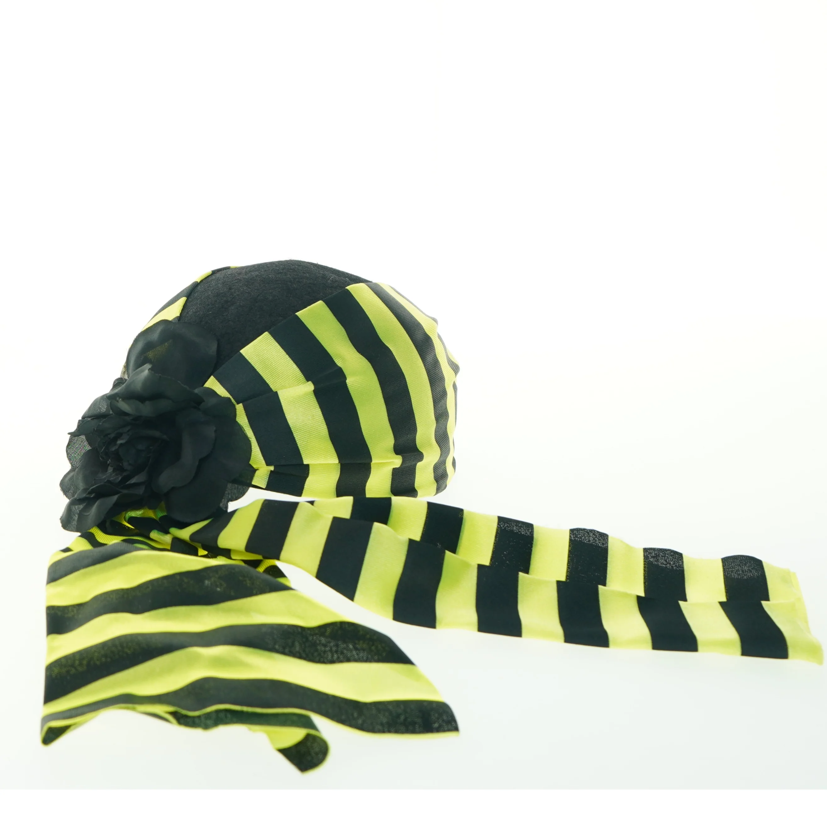 Stribet hue med bindebånd og blomst (str. Ø. 20 cm)