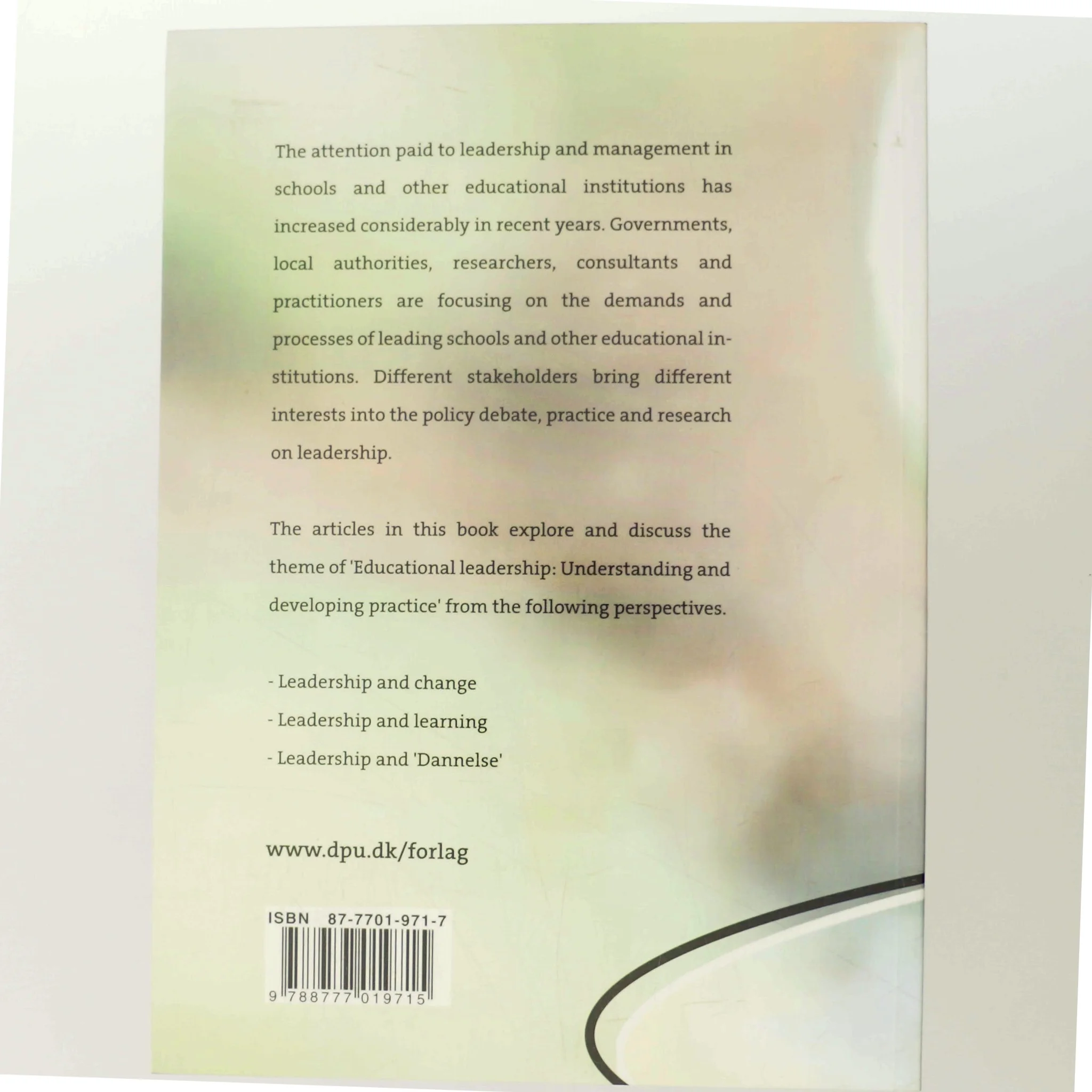 Educational leadership : understanding and developing practice af Lejf Moos (Bog)