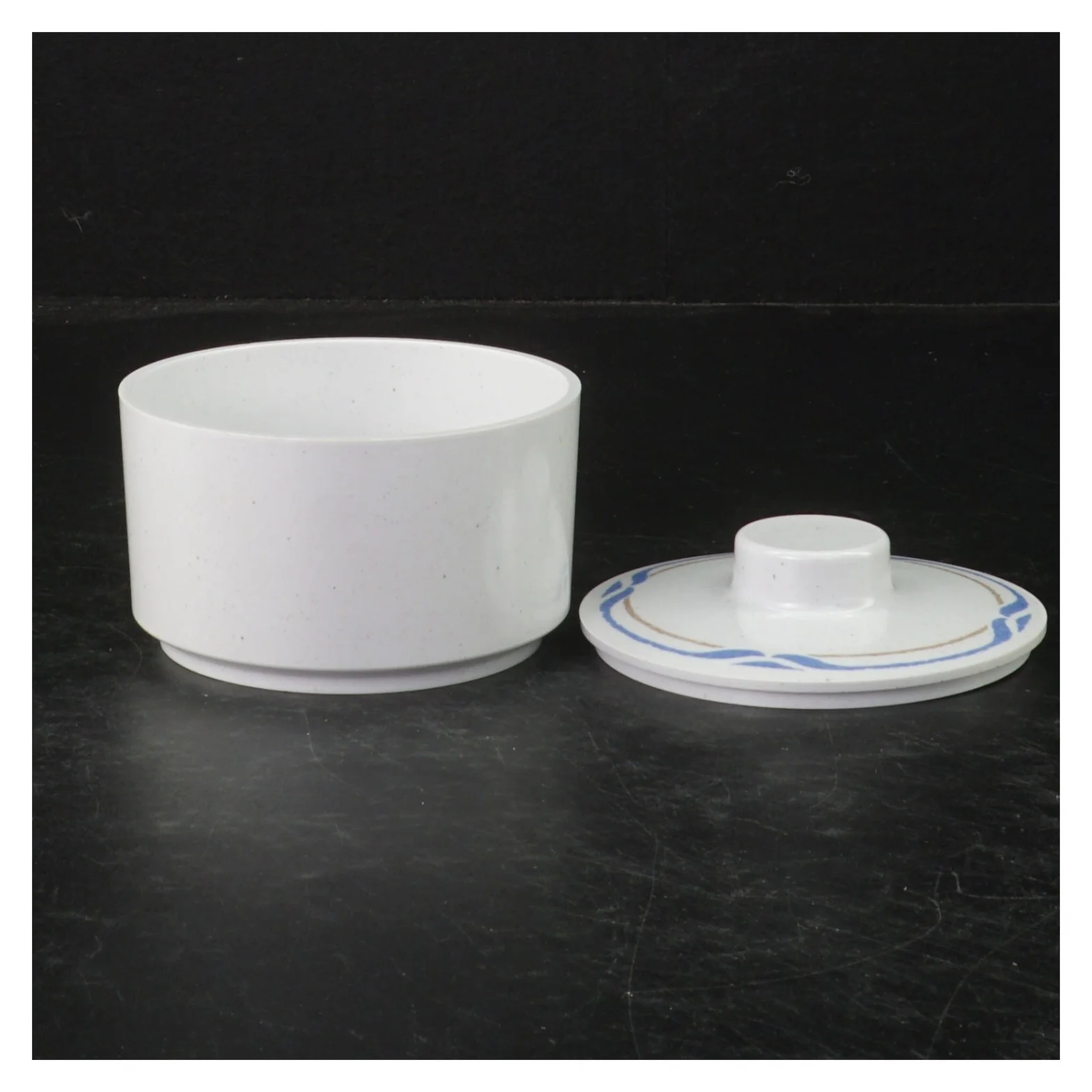 Keramisk skål og låg med blåt mønster fra Waca (str. Ø. 9 cm)