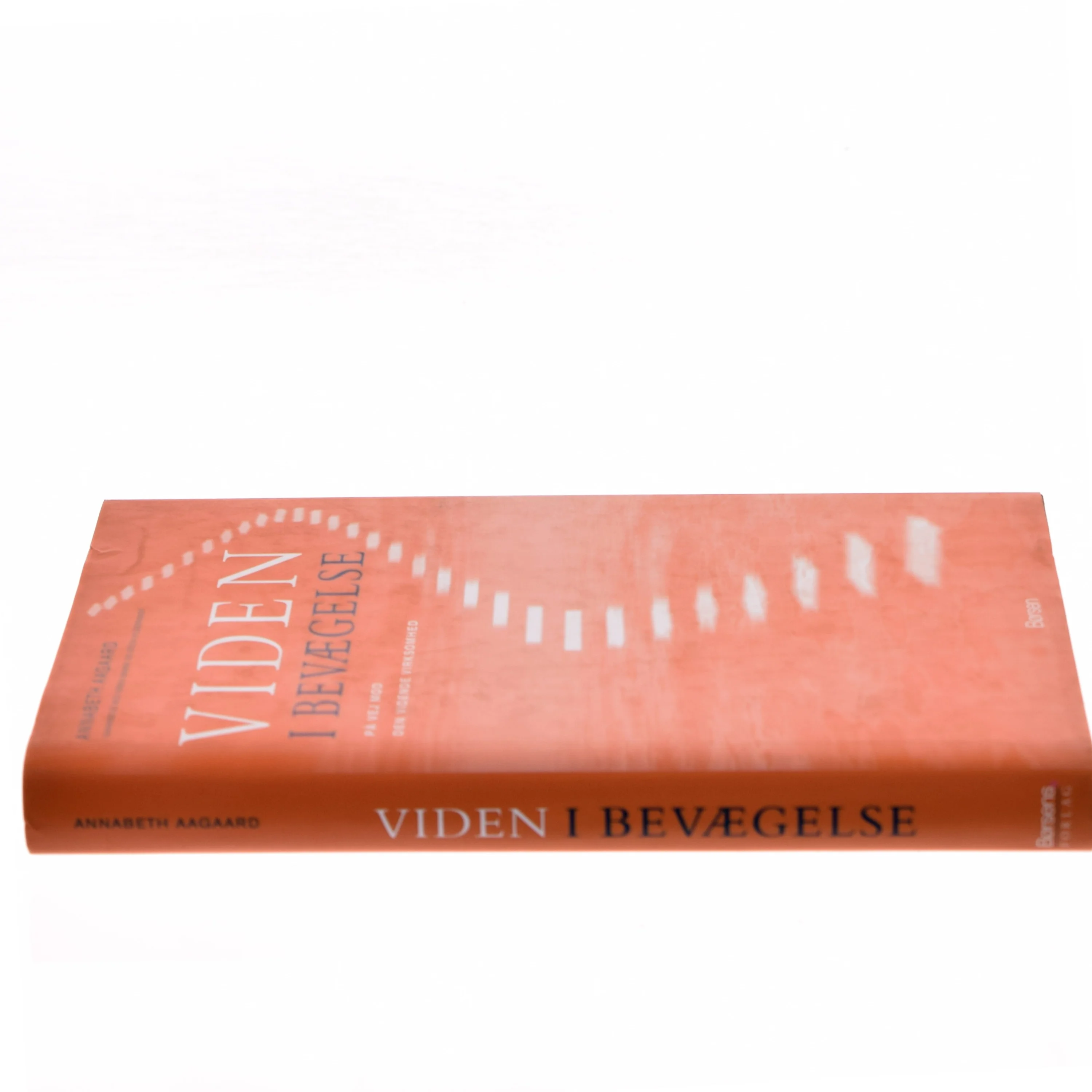 Viden i bevægelse : på vej mod den vidende virksomhed af Annabeth Aagaard (Bog)