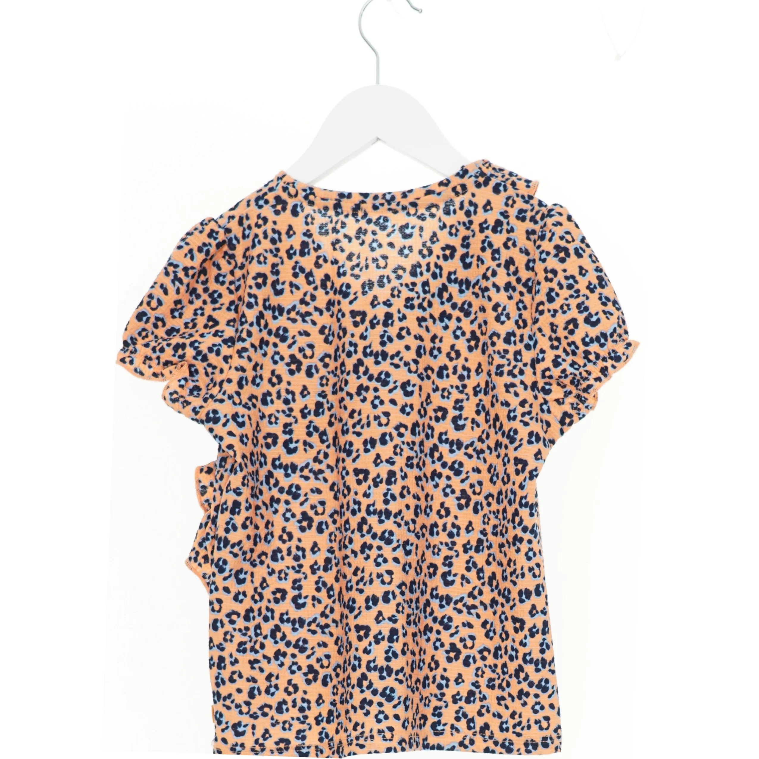 Bluse med leopardmønster fra We (str. 122)