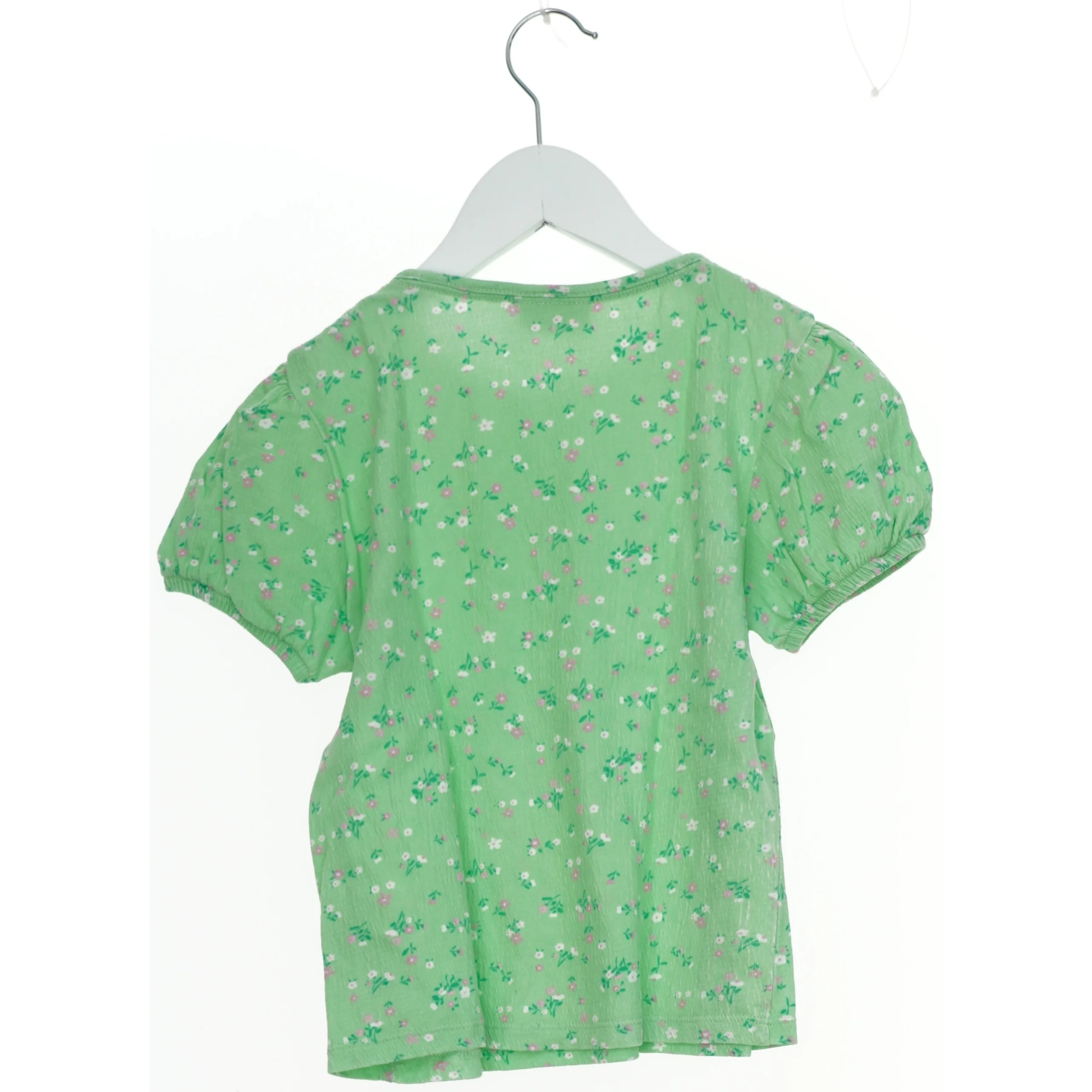 Grøn bluse med blomsterprint fra KappAhl (str. 122)