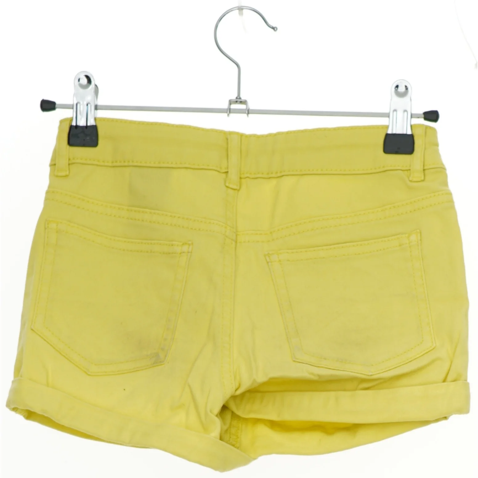 Gule shorts fra H&M (str. 140)