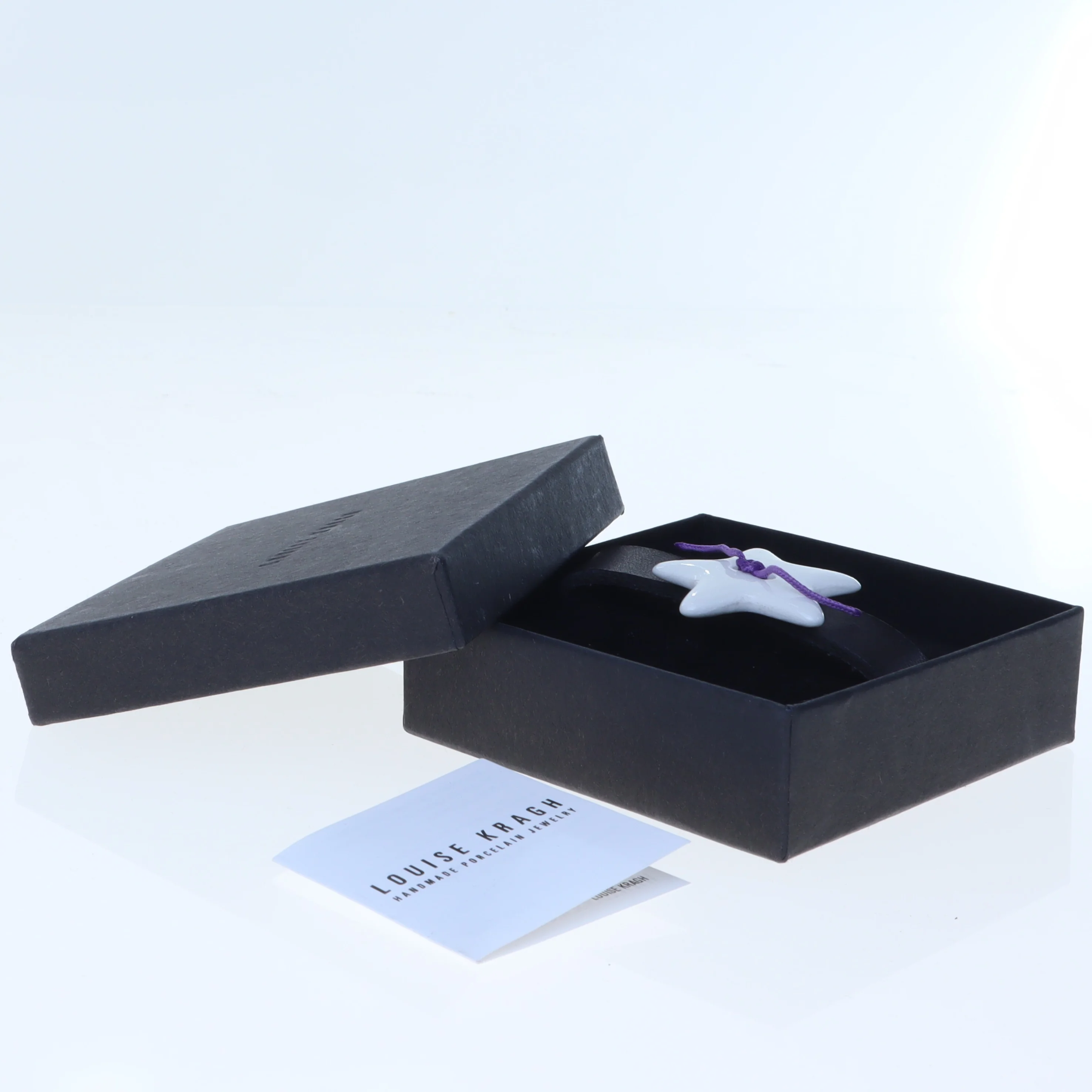 Louise Kragh læderarmbån med porcelænsstjerne fra Louise Kragh (str. Ø 5 cm)