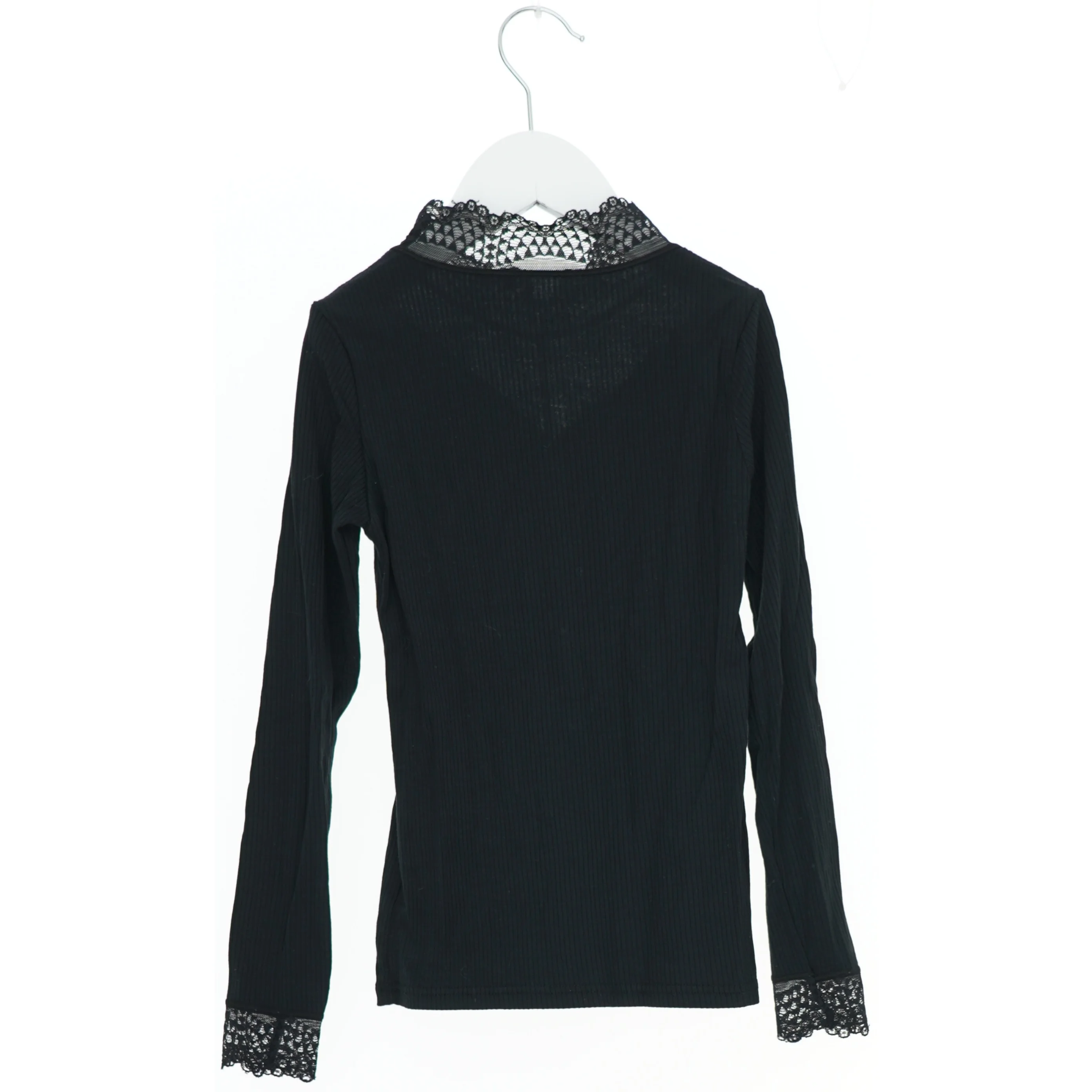 Sort bluse med blonder fra VRS (str. 128)