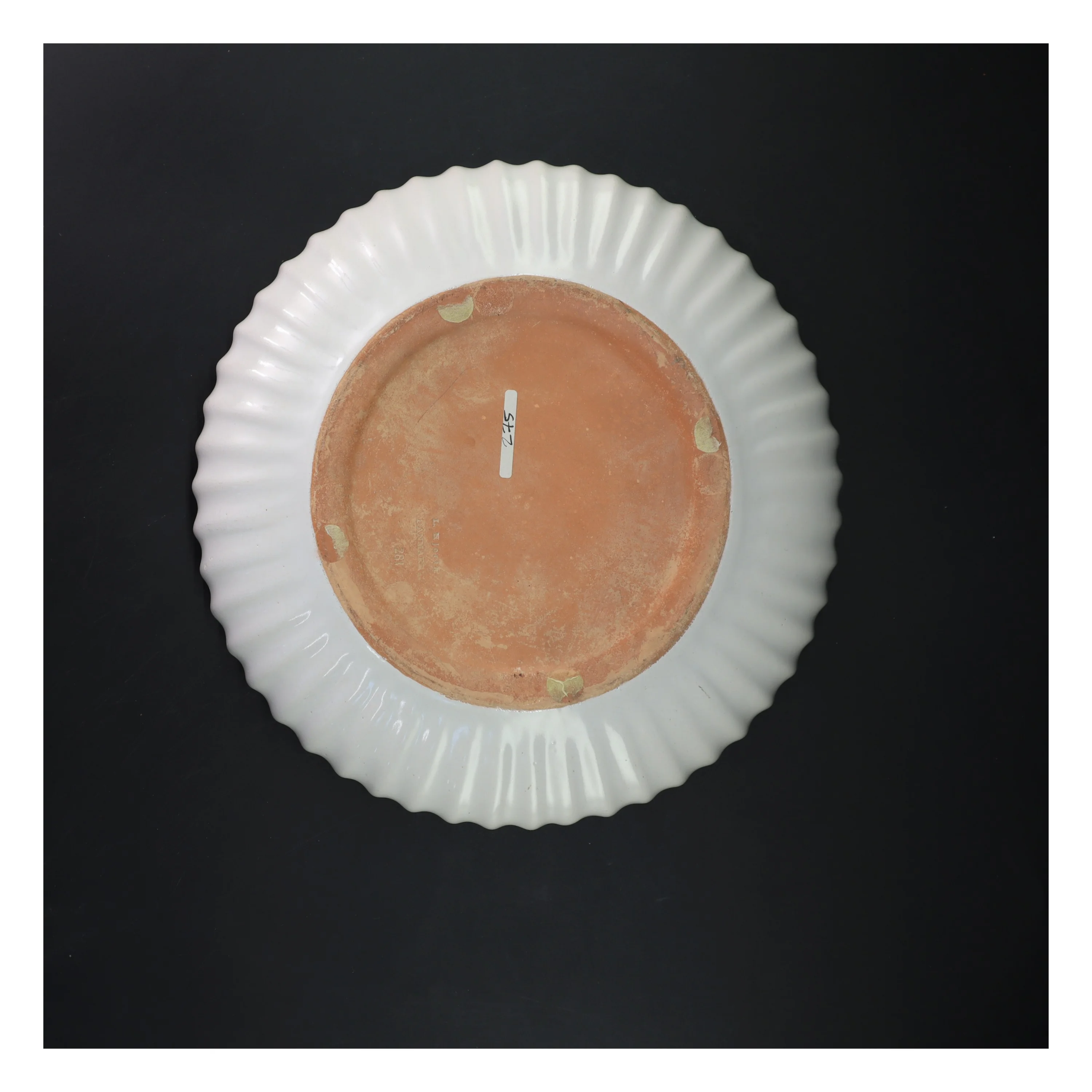 Stort glaseret fad fra L. Hjort. (Ø 28 cm)