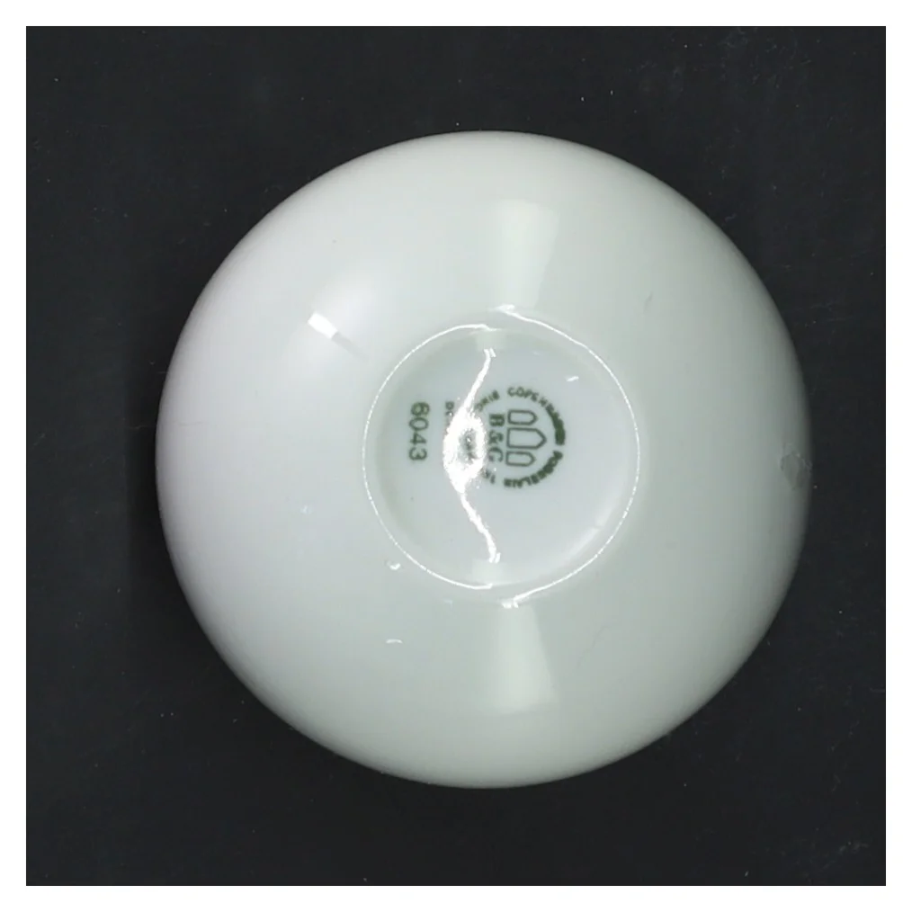 Hvid porcelænskop med blomstermønster fra Bing Og Grøndal (str. 7 cm)