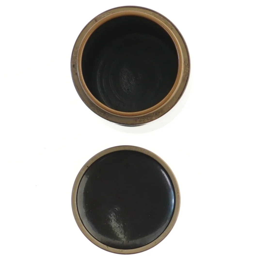 Keramikkrukke med låg fra L. Hjorth (str. Ø 9x15,5 cm)