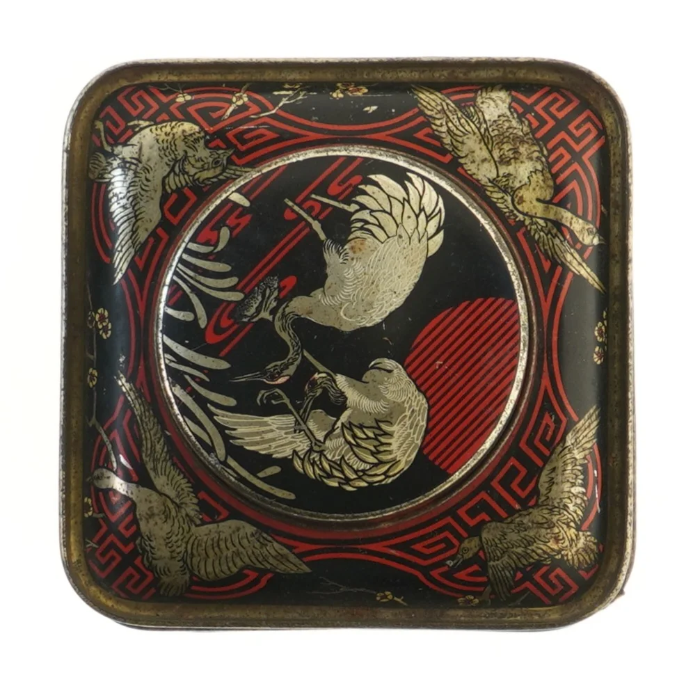 Gammel te ,blikdåse med kinesisk motiv (str. 15x15x19,5 cm)