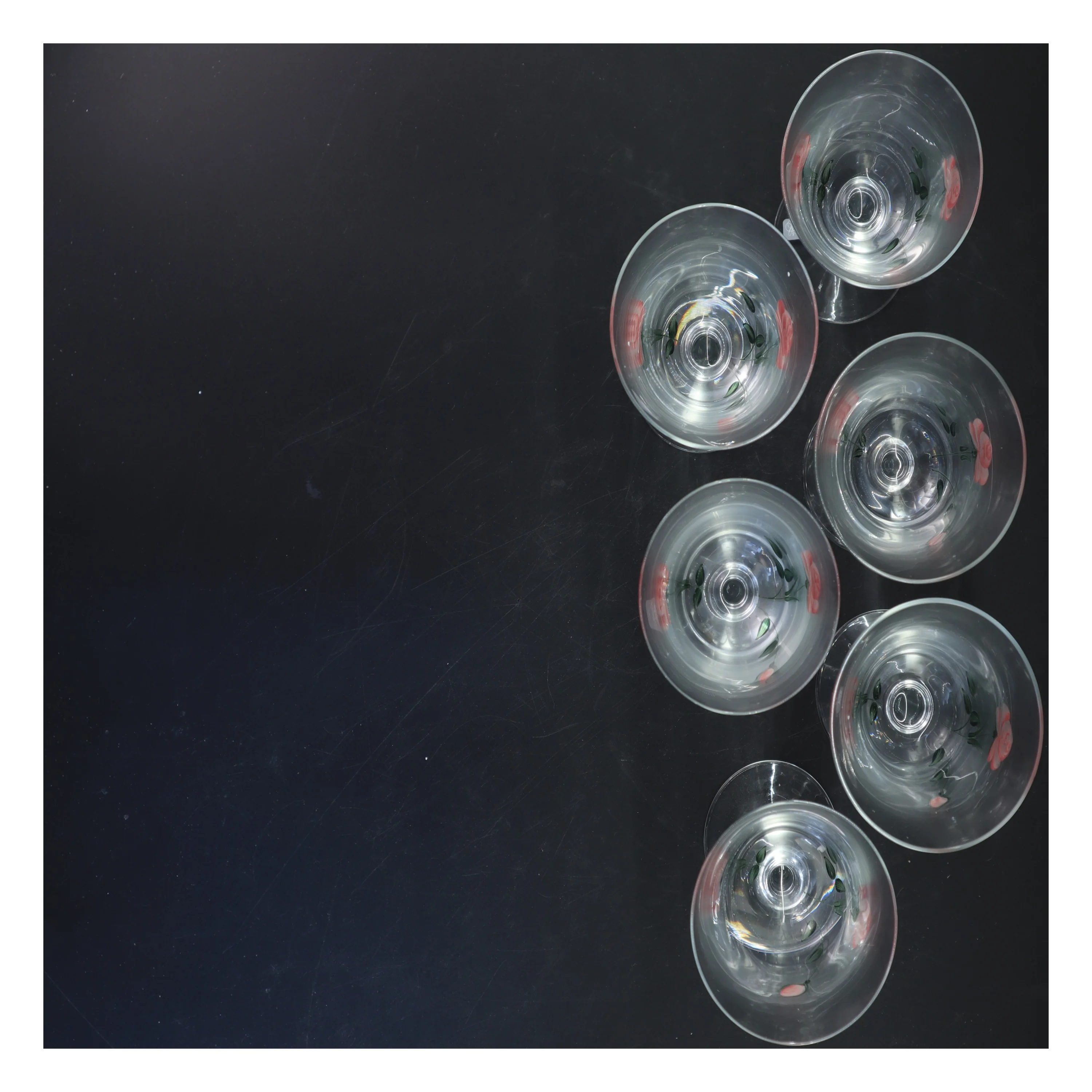 Vinglas med rosedesign (str. 18,5x8,5 cm)