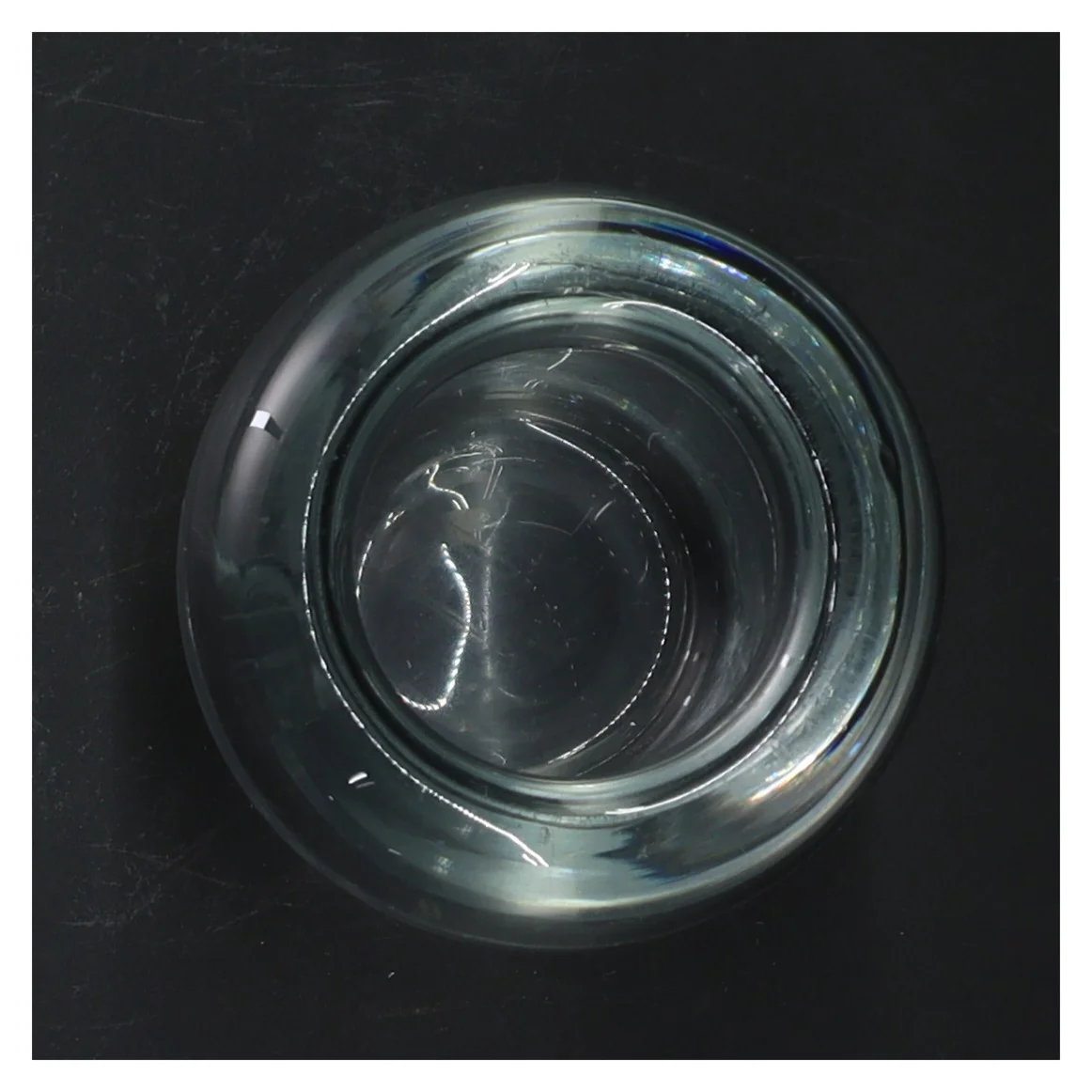 Klar glasvase med indgraveret mønster (str. 8 cm)