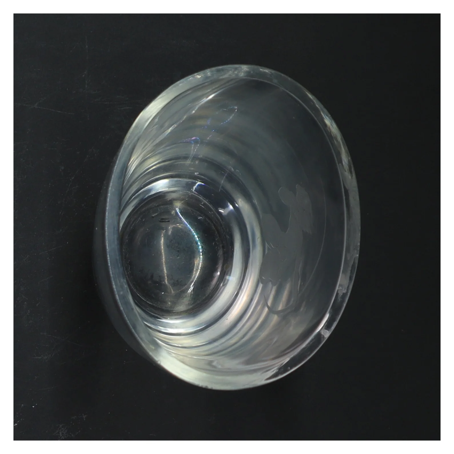 Glasvase med indgraveret motiv (str. 16 cm)