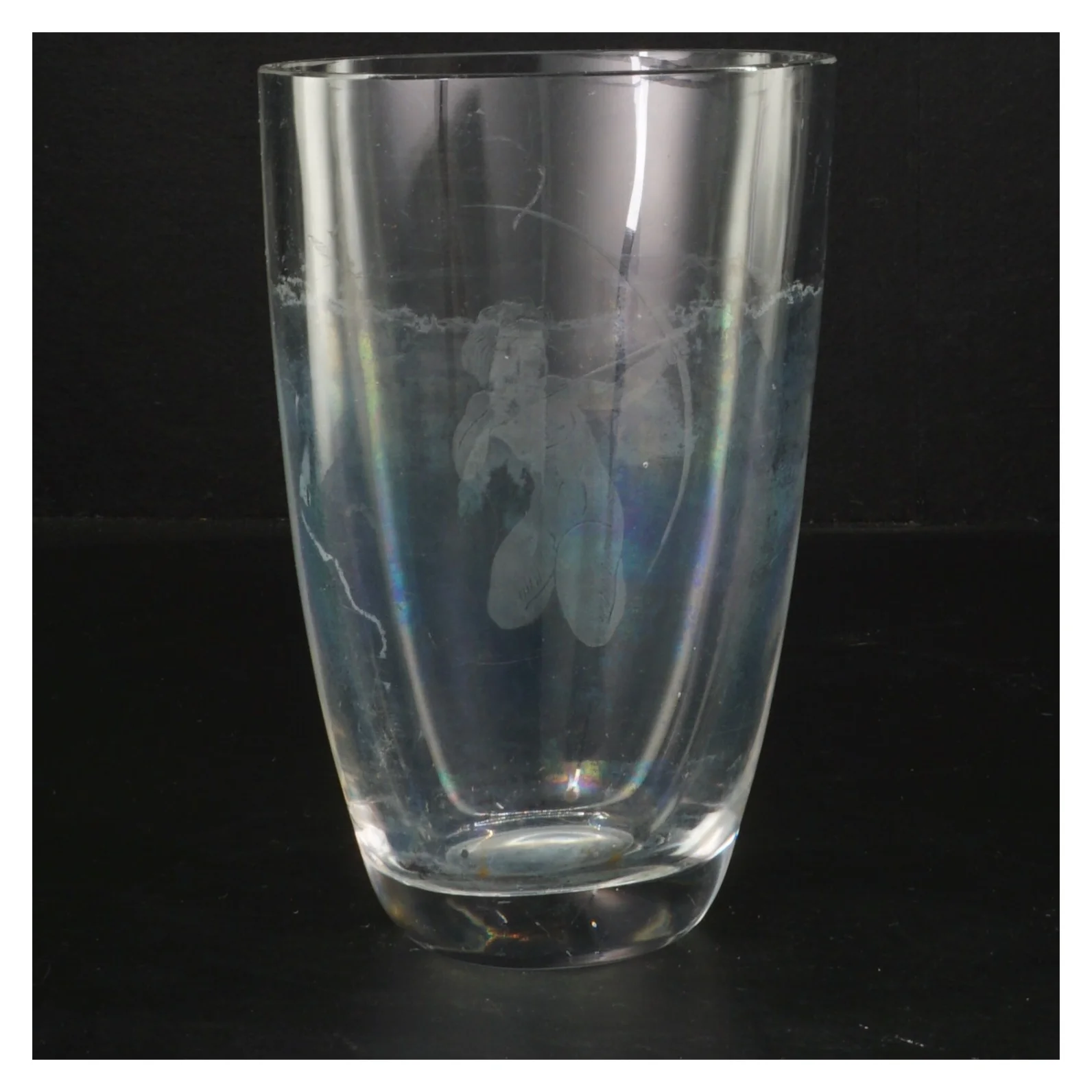 Glasvase med indgraveret motiv (str. 16 cm)