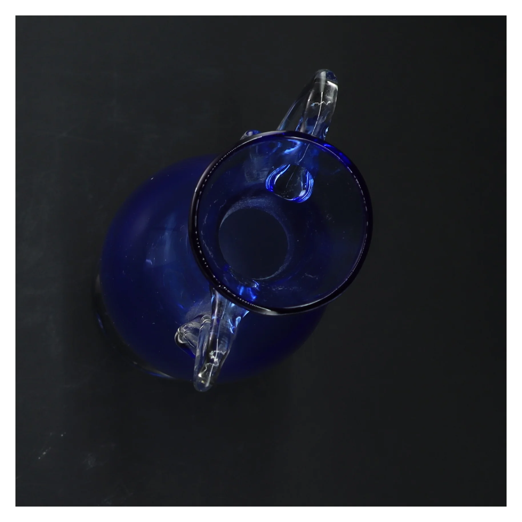 Blå glasvase med klare håndtag (str. 25 cm)