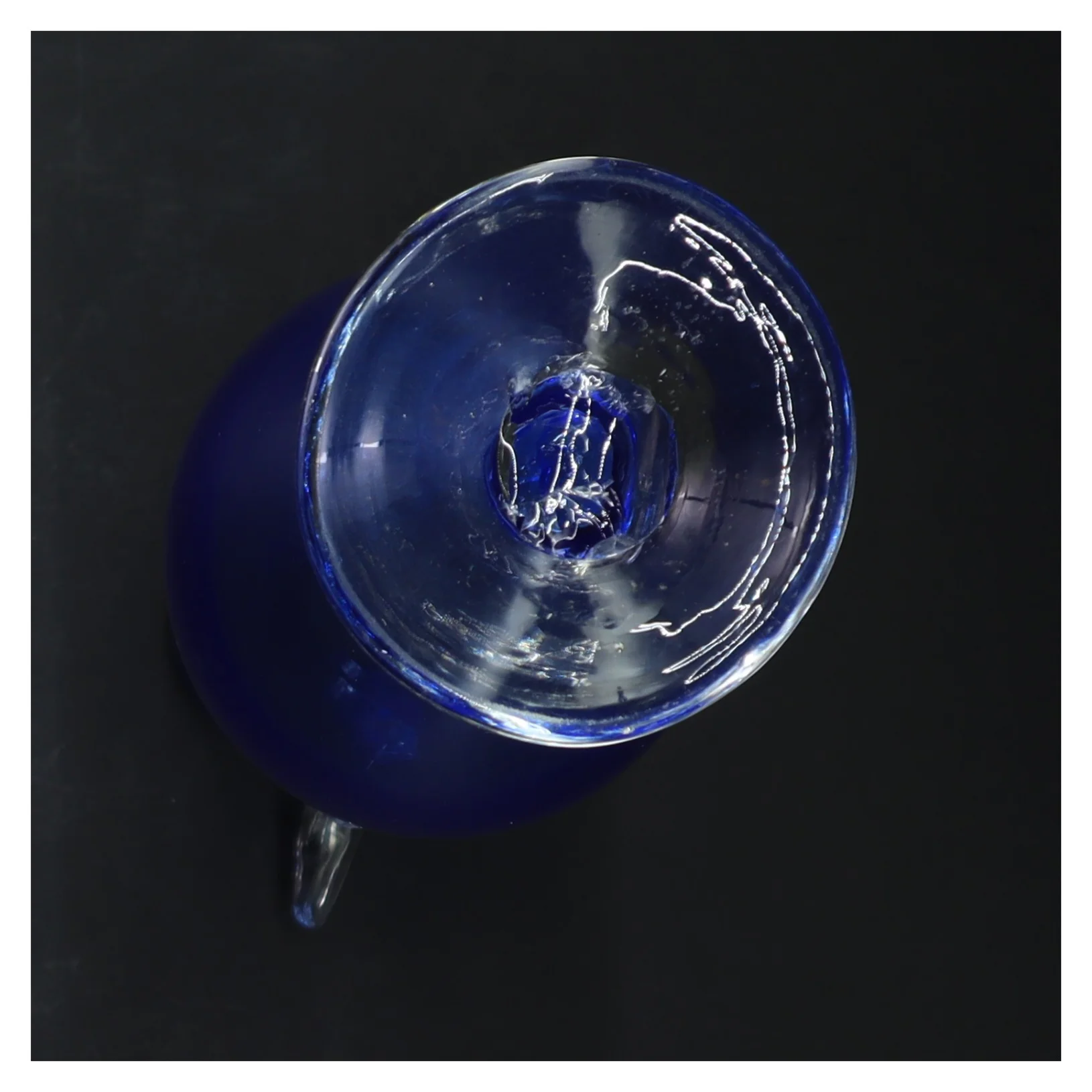 Blå glasvase med klare håndtag (str. 25 cm)