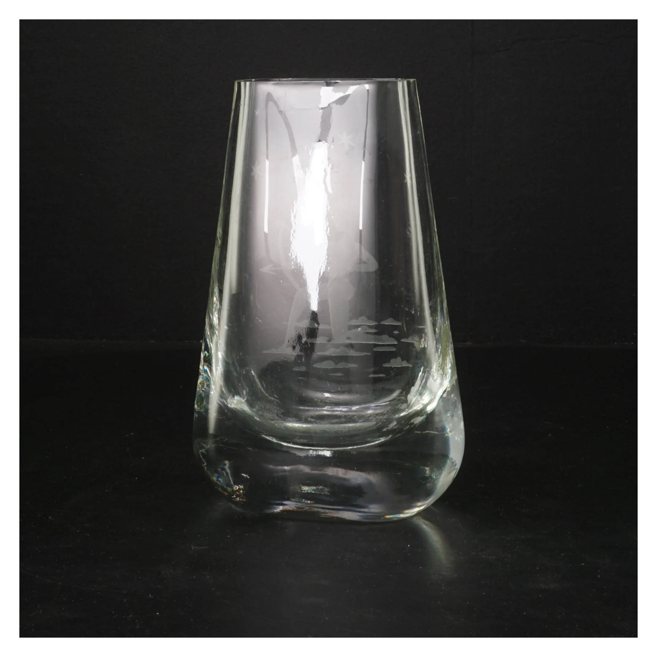 Glasvase med dekoration (str. 18 cm)