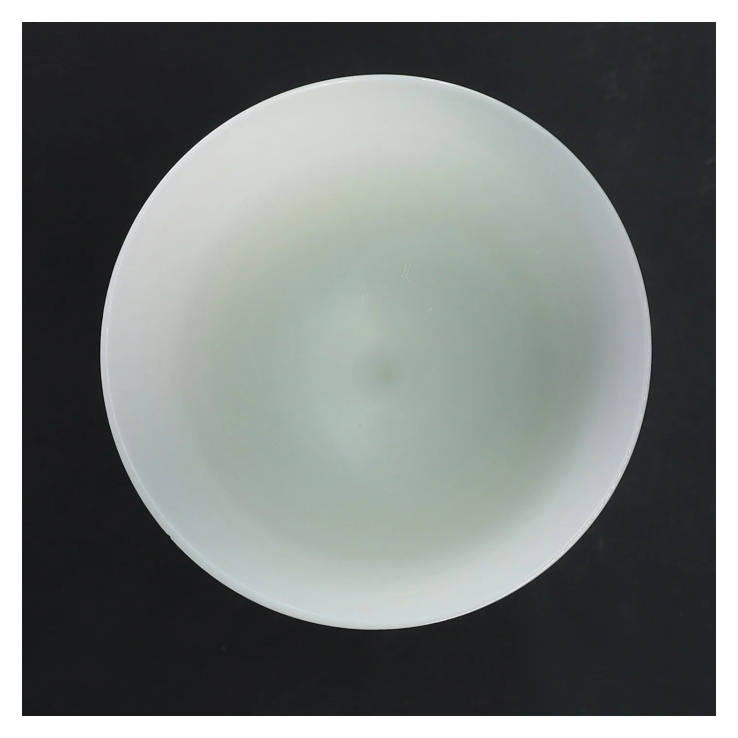 Elegant hvid vase (str. Ø 10,5 cm længde 18 cm)