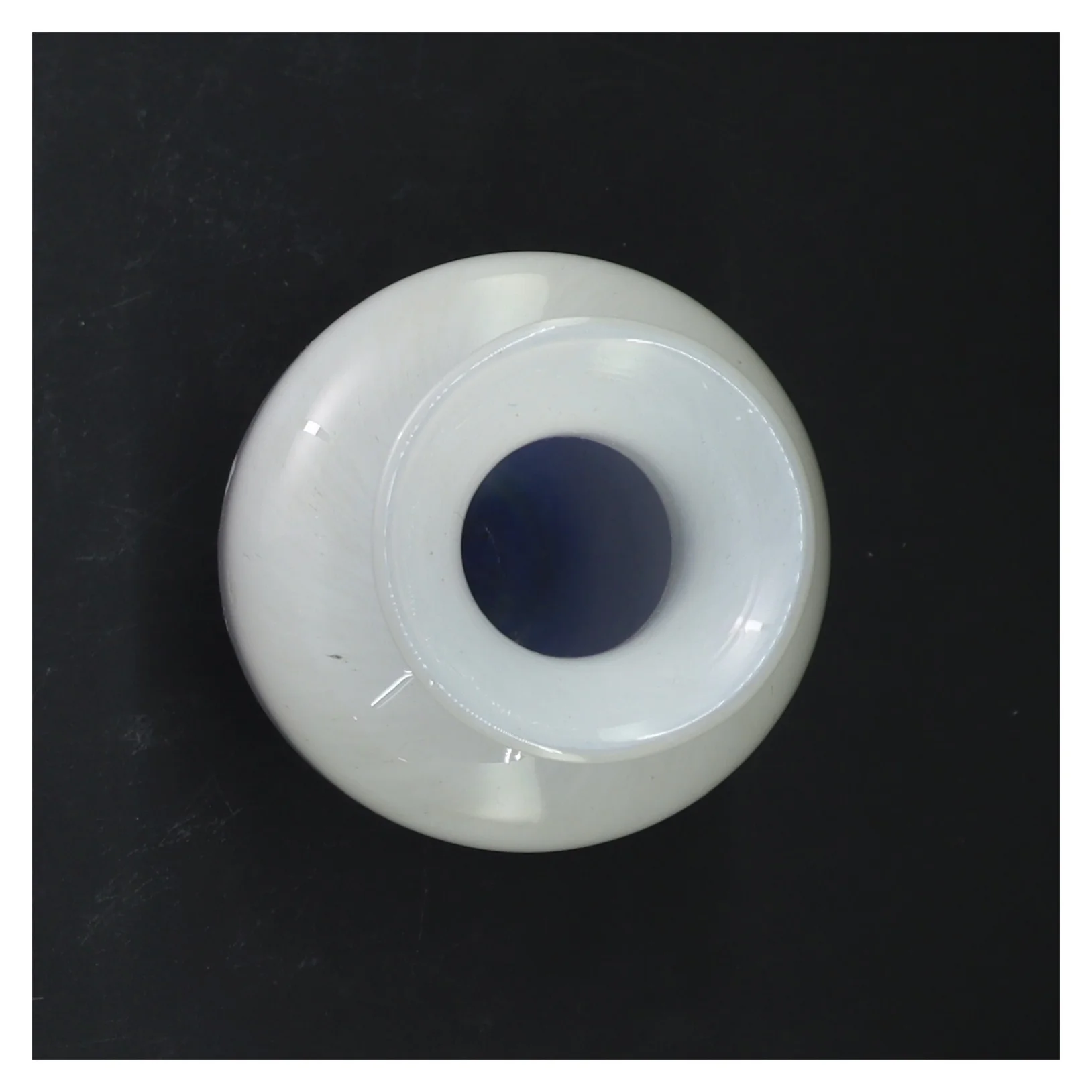 Glasvase med blå detalje (str. 18,5 cm)