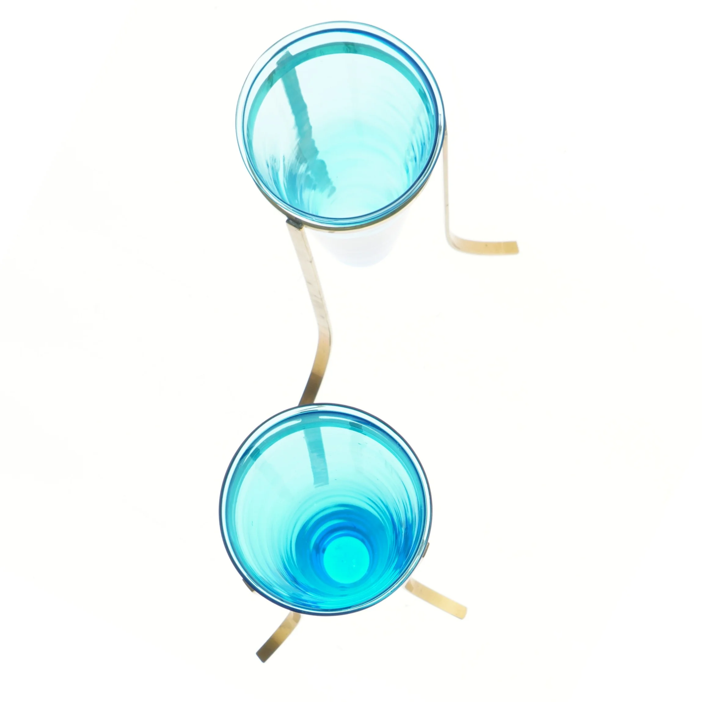 Blå glasvaser med metalstativer (str. 35x16 cm)