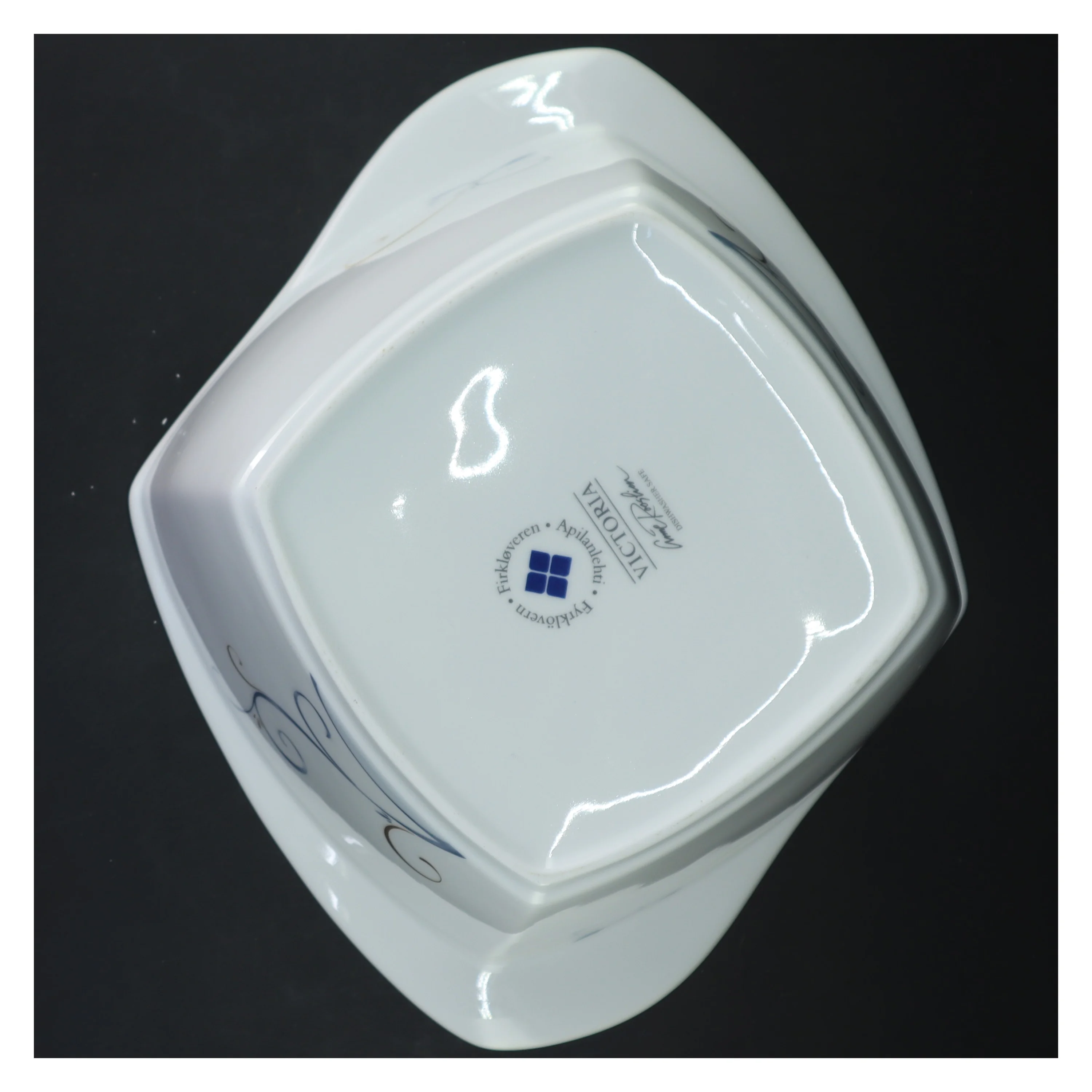 Porcelæns skål med låg fra Fyrklöveten Victoria (str. Ø 27 cm)